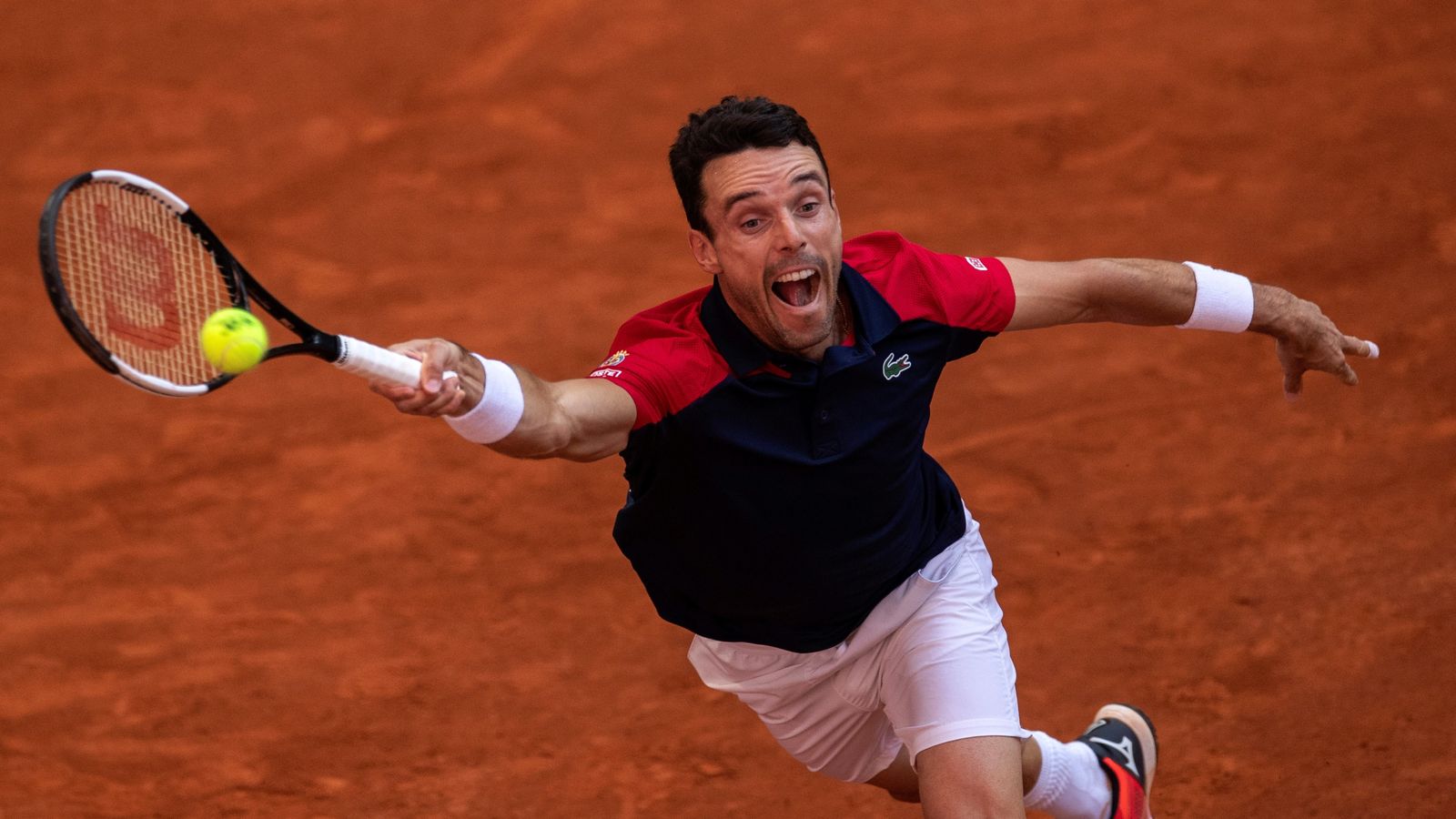 Roberto Bautista intenta arribar al potent servei d'Isner