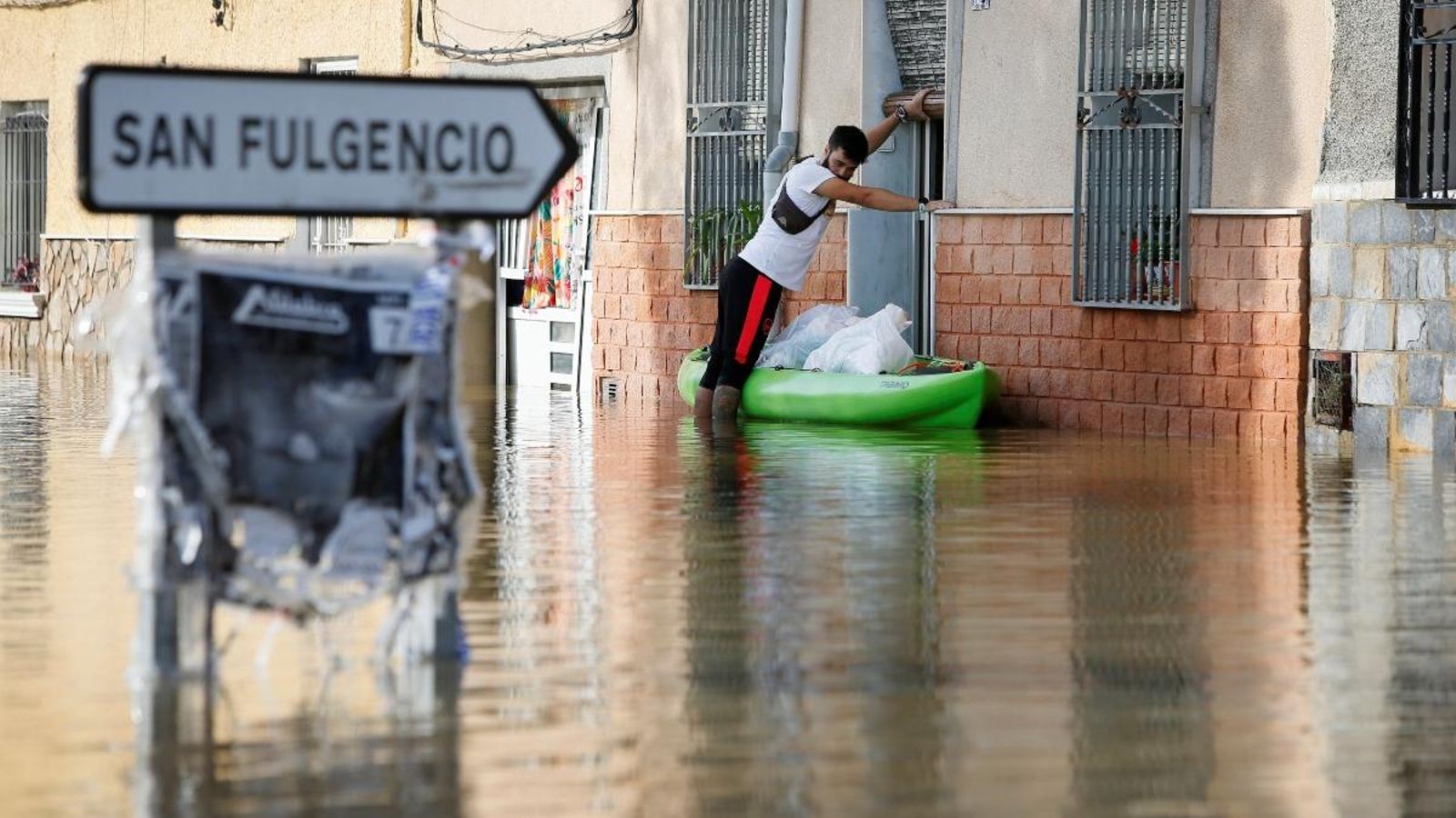 El veïnat de la població Dolores (Alacant) segueixen amb les tasques de neteja i intenta recuperar la normalitat