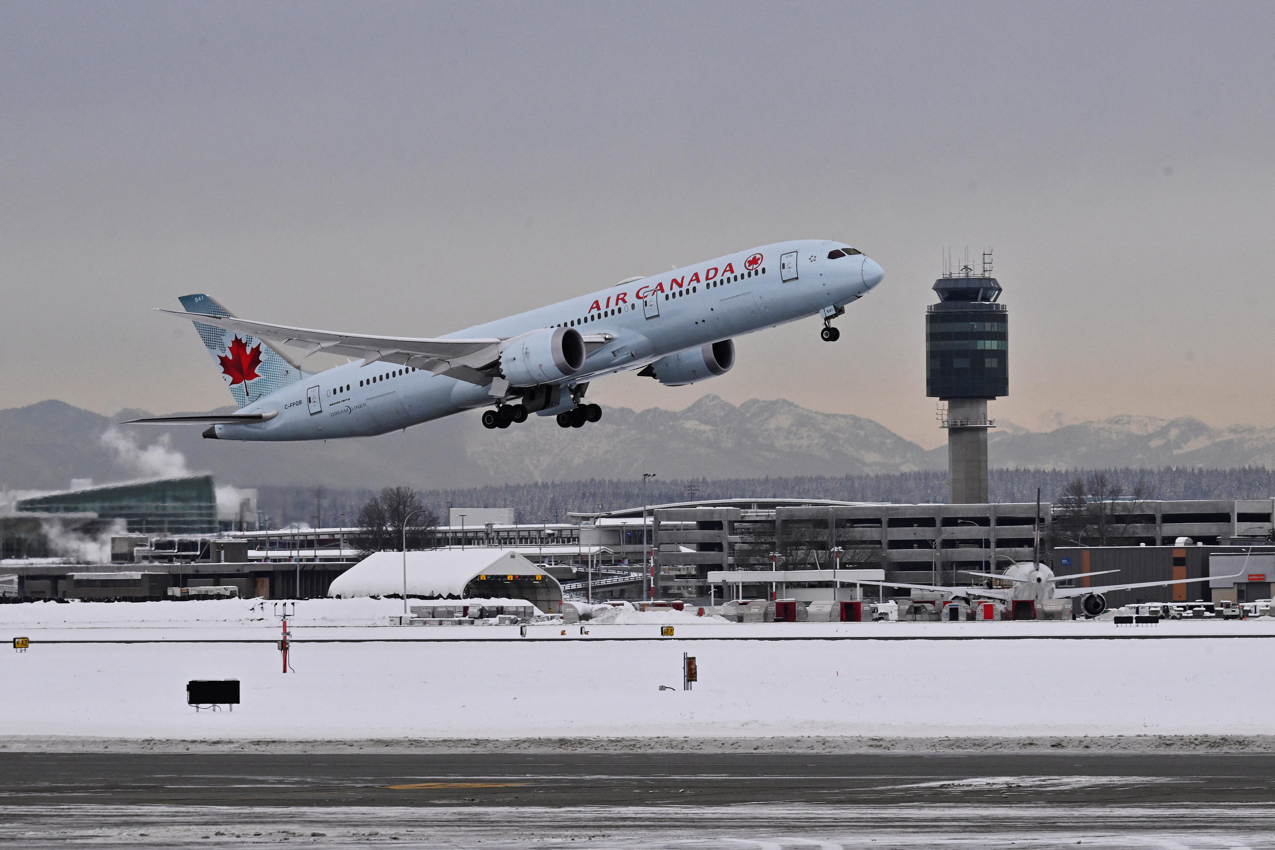 Un avió despega a l’aeroport de Vancouver, cobert per la neu, aquest dimecres Un avió despega a l’aeroport de Vancouver, cobert per la neu, aquest dimecres