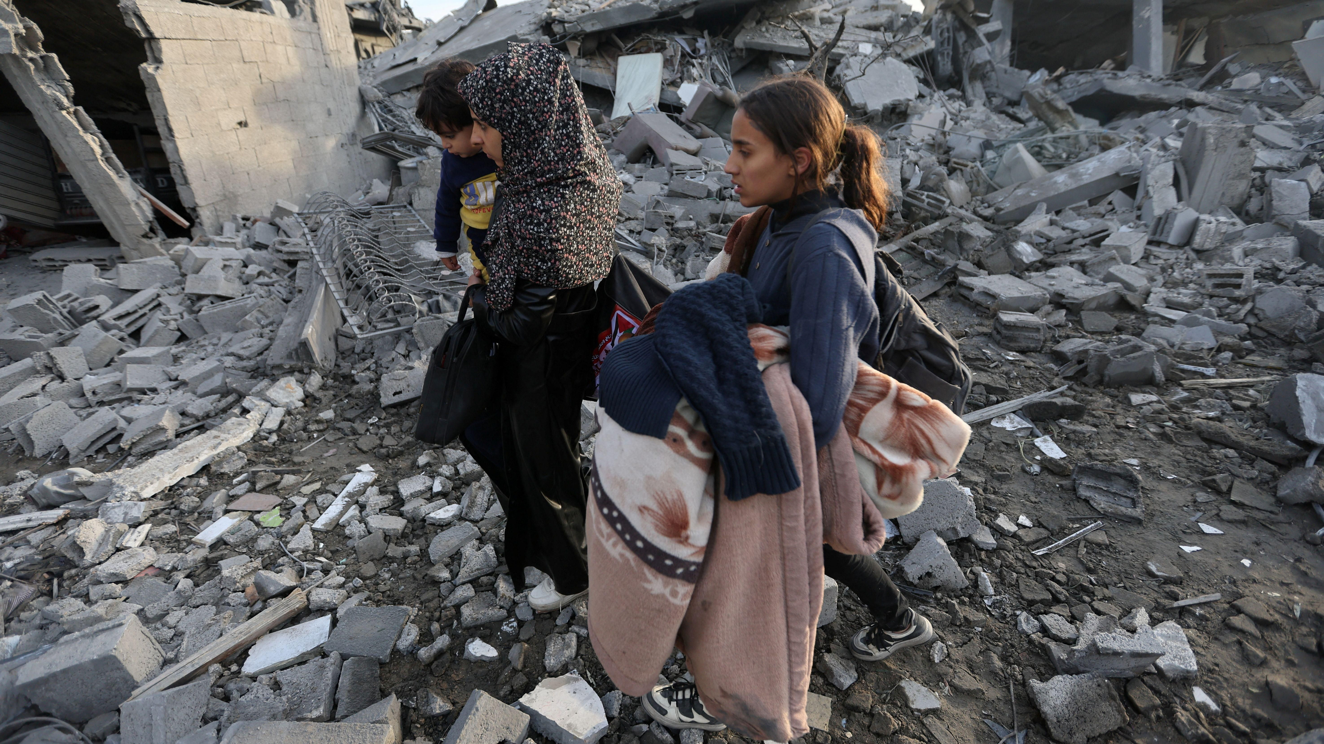 Unes palestines abandonen una zona de Rafah, destruïda per un bombardeig israelià Unes palestines abandonen una zona de Rafah destruïda per un bombardeig israelià