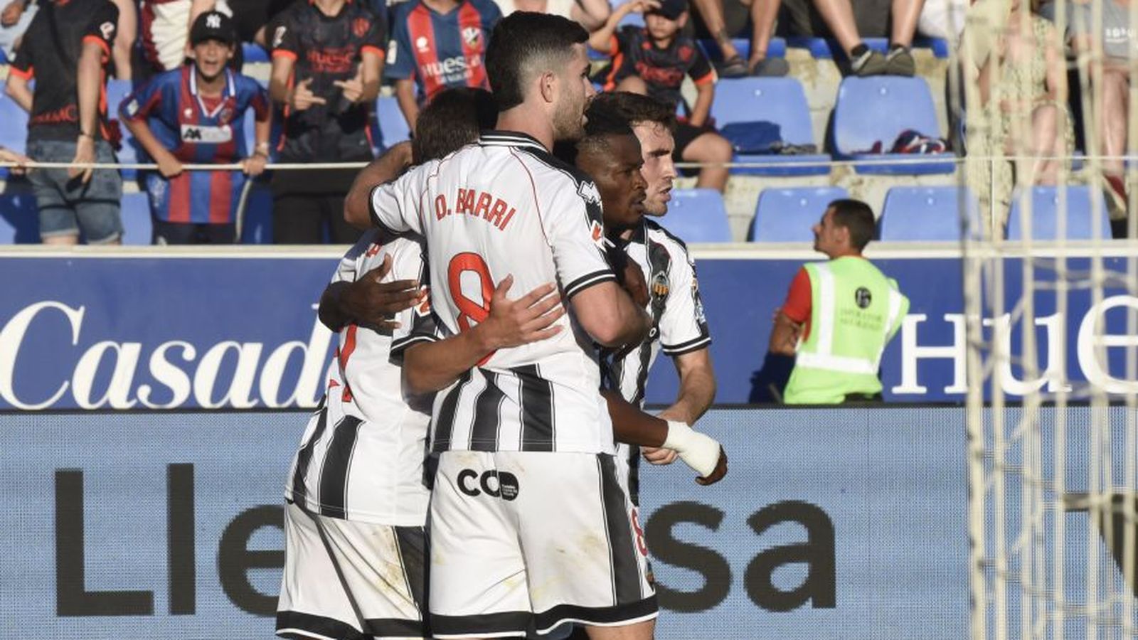 Els jugadors del Castelló celebren el gol de Camara