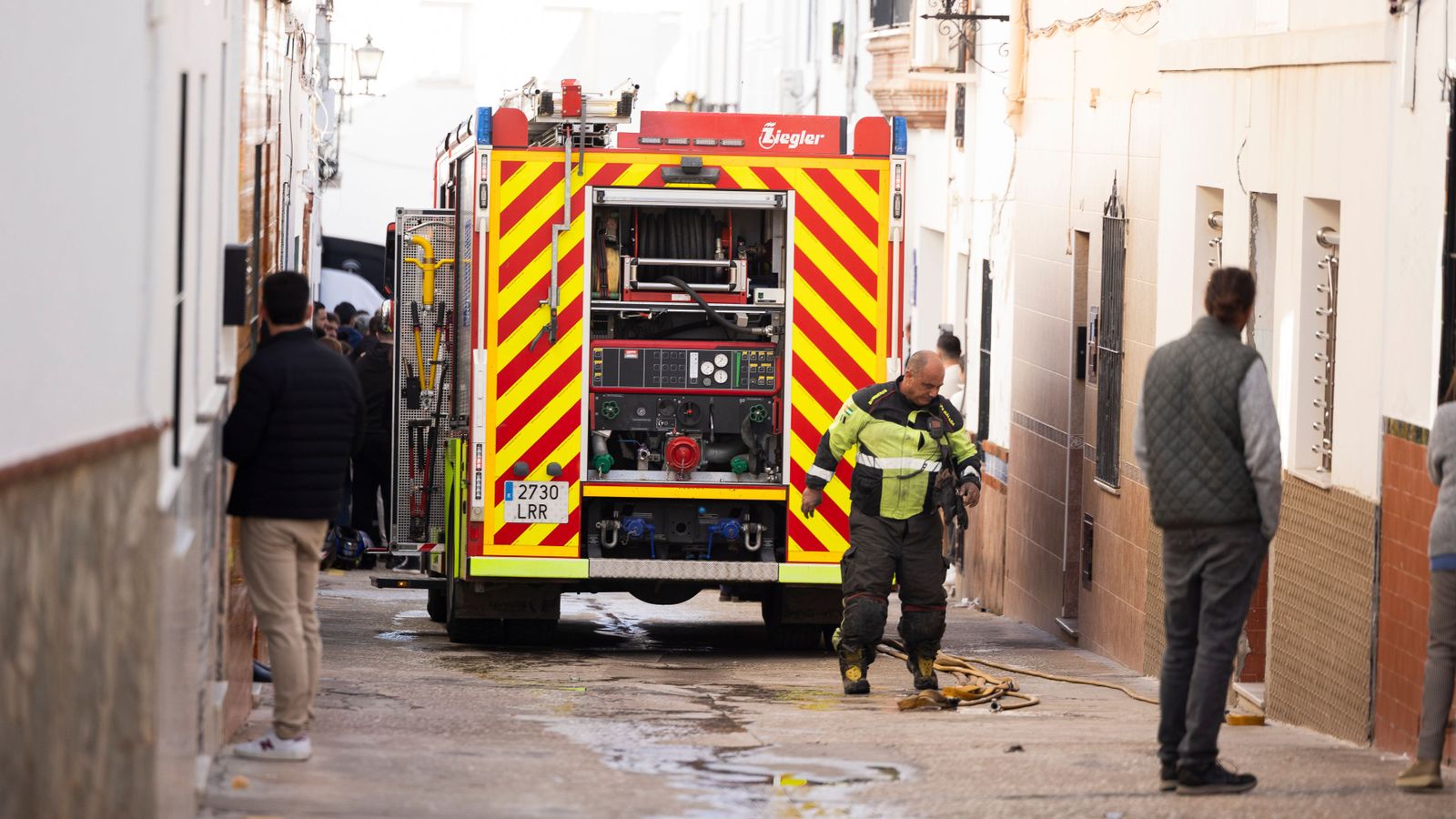 Un bomber al carrer Sant Rafael e la localitat malaguenya d'Alhaurín el Grande on ha ocorregut el sinistre