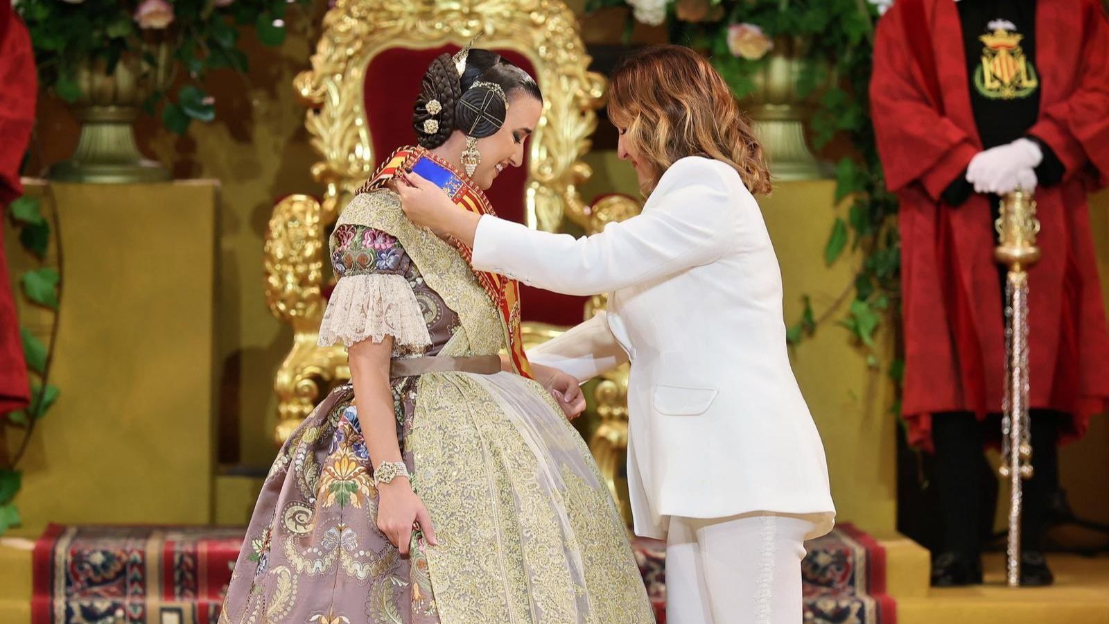 Imposició de la banda a Carmen Prades per part de l'alcaldessa de València María José Catalá