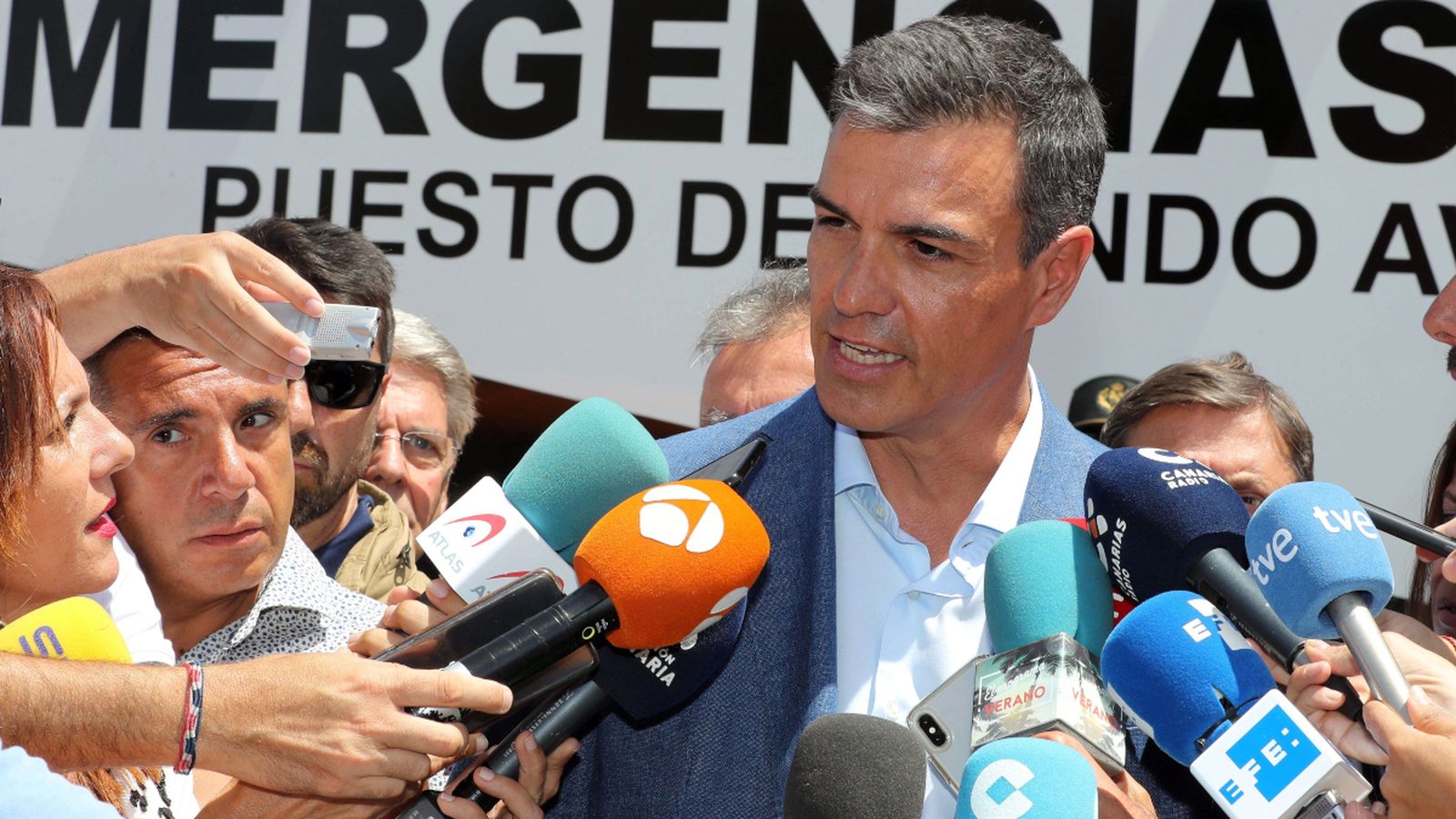 Pedro Sánchez atén als mitjans de comunicació en la visita a Gran Canària