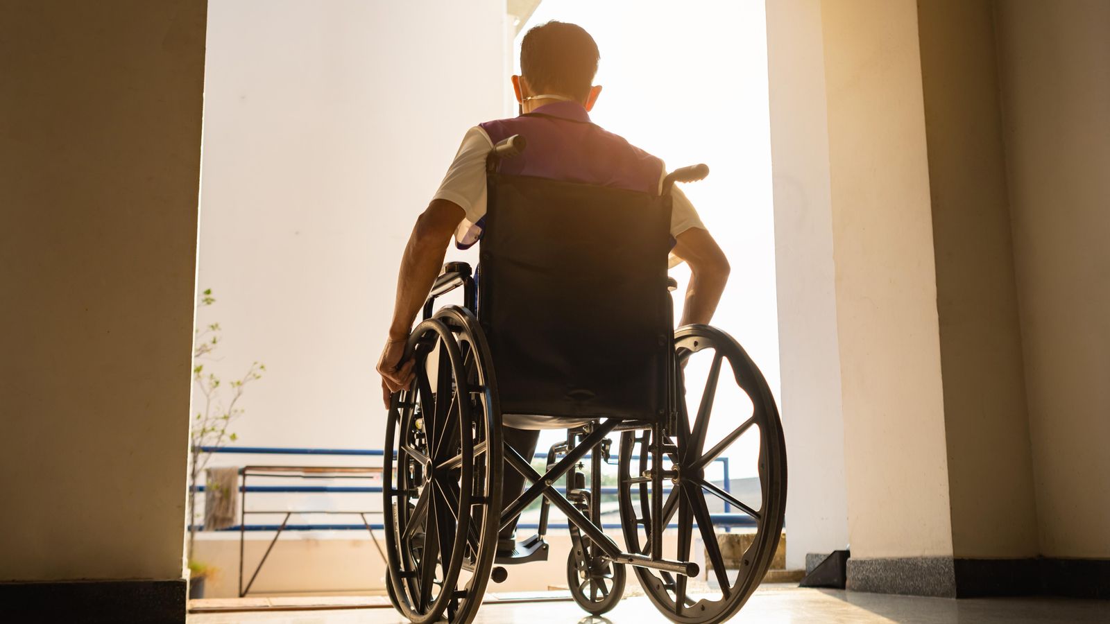 Un home amb paraplegia Un home amb paraplegia