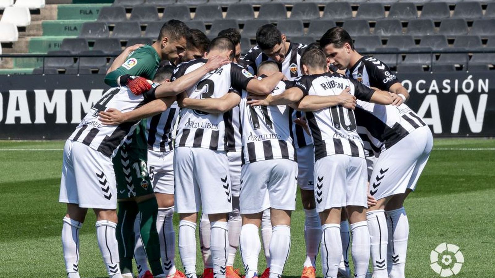 Els jugadors fan pinya abans del partit contra el Mallorca