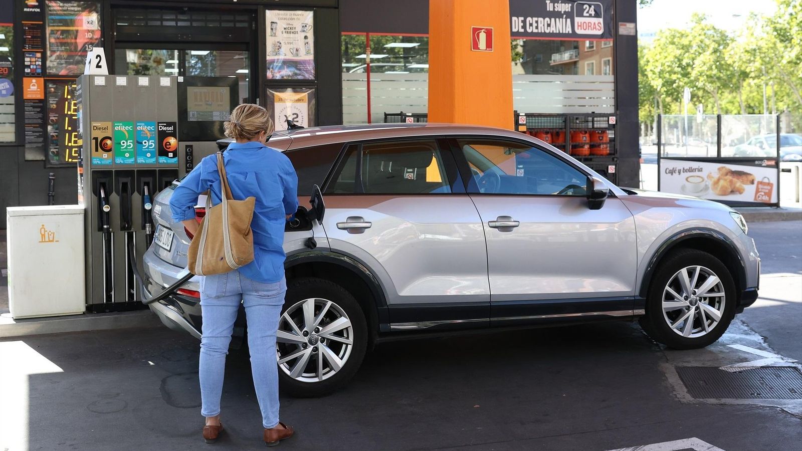 Una dona reposta en una estació de servei (arxiu)