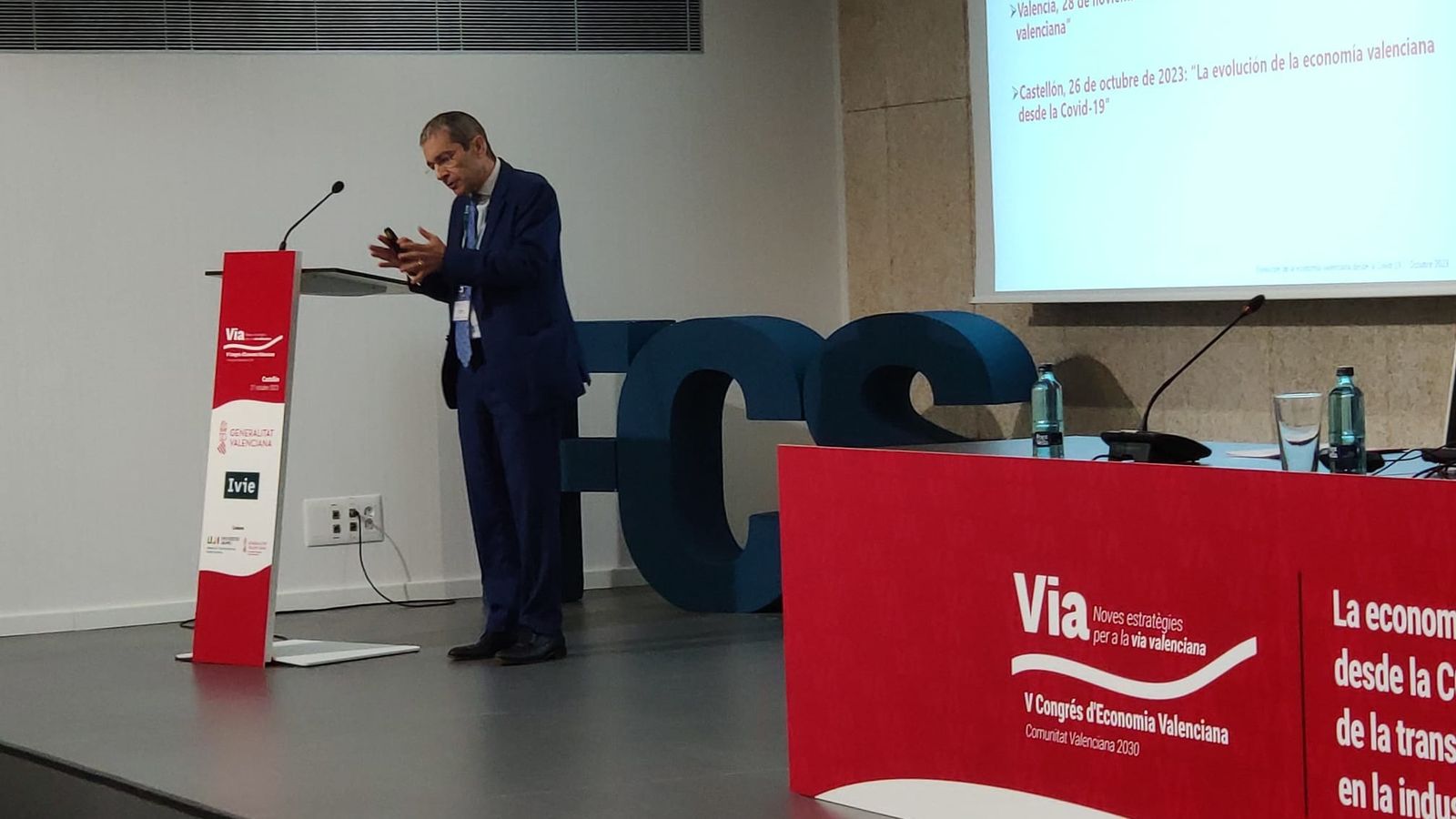 El director adjunt de l'Ivie, Joaquín Maudos, en l'última sessió del V Congrés d'Economia Valenciana celebrat a Castelló.