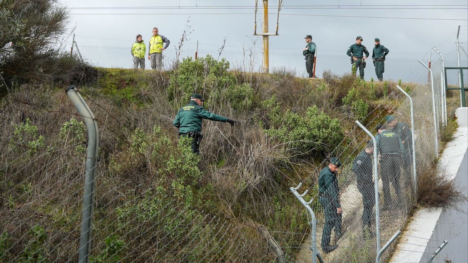 Agents de la Guàrdia Civil busquen les dos persones que continuen desaparegudes