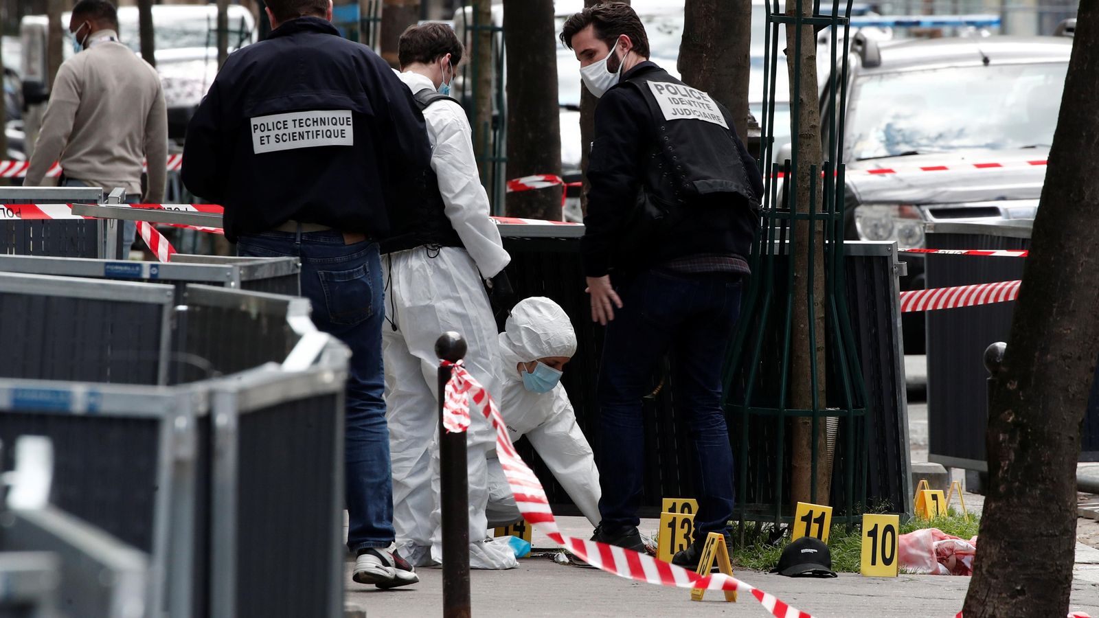 La policia francesa investiga l'escena del crim