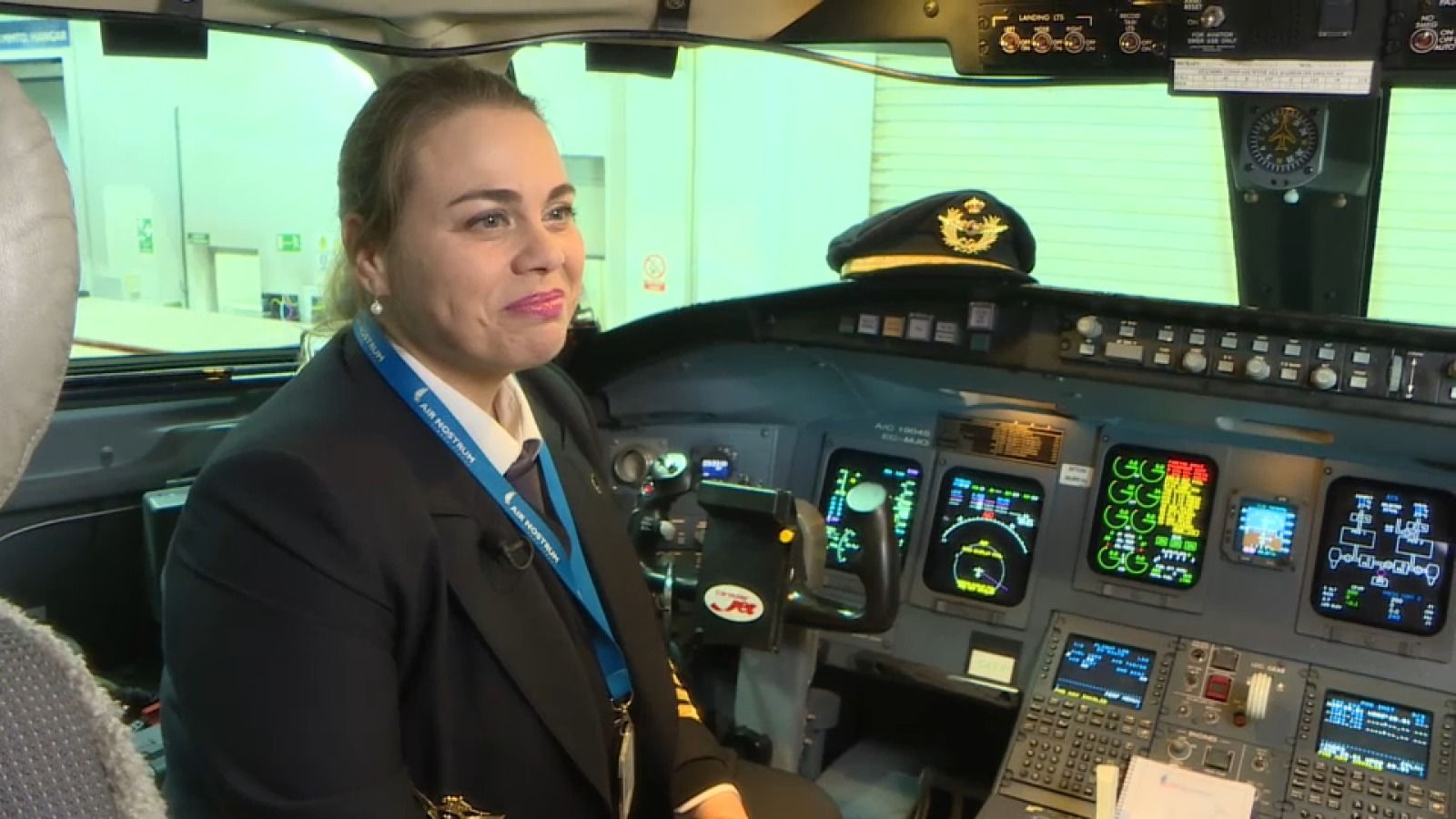 Sayo Bellvís, en la cabina d'un dels avions de la flota d'Air Nostrum