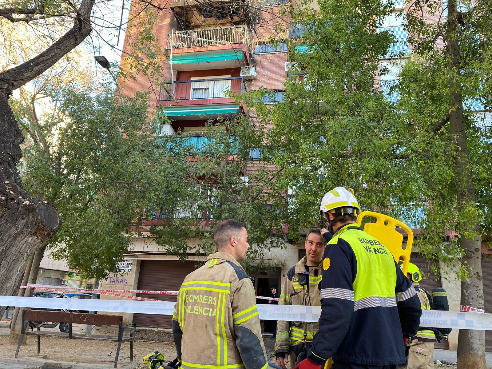 Dispositiu d'emergències desplegat davant l'immoble cremat