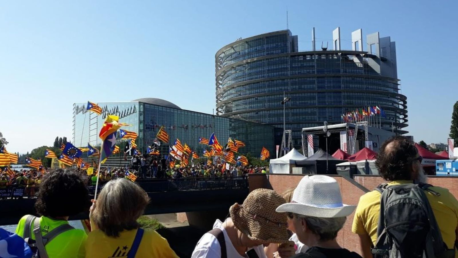 Convocada pel Consell per la República, la manifestació té lloc davant de l'Eurocambra amb el lema 'Omplim Estrasburg'