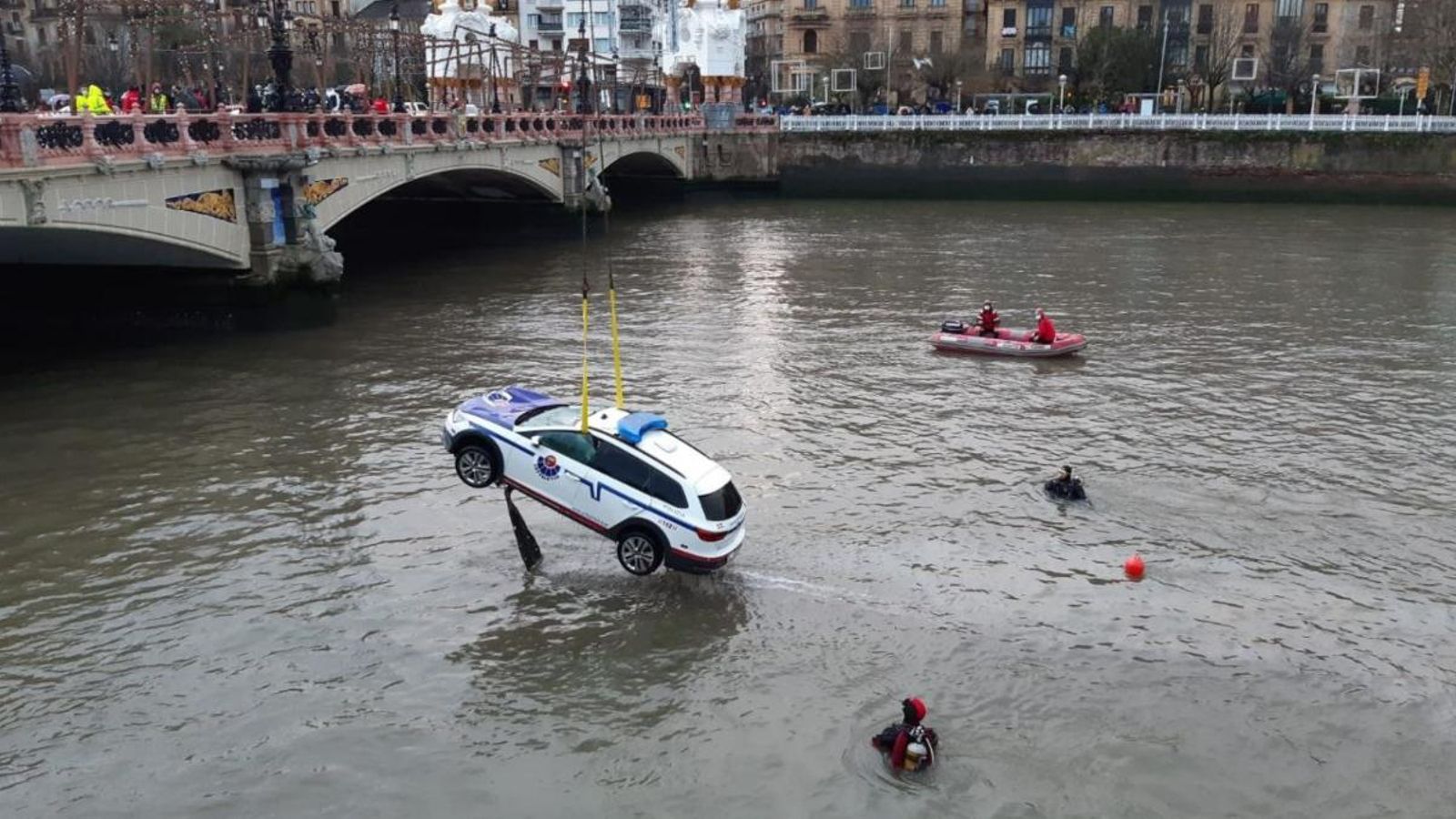 Moment del rescat del cotxe patrulla de l'Ertzaintza al riu Urumea