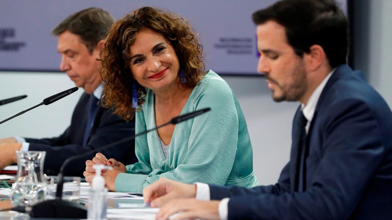 El ministre Garzón intervé sota la mirada de la ministra Montero durant la roda de premsa posterior al Consell de Ministres