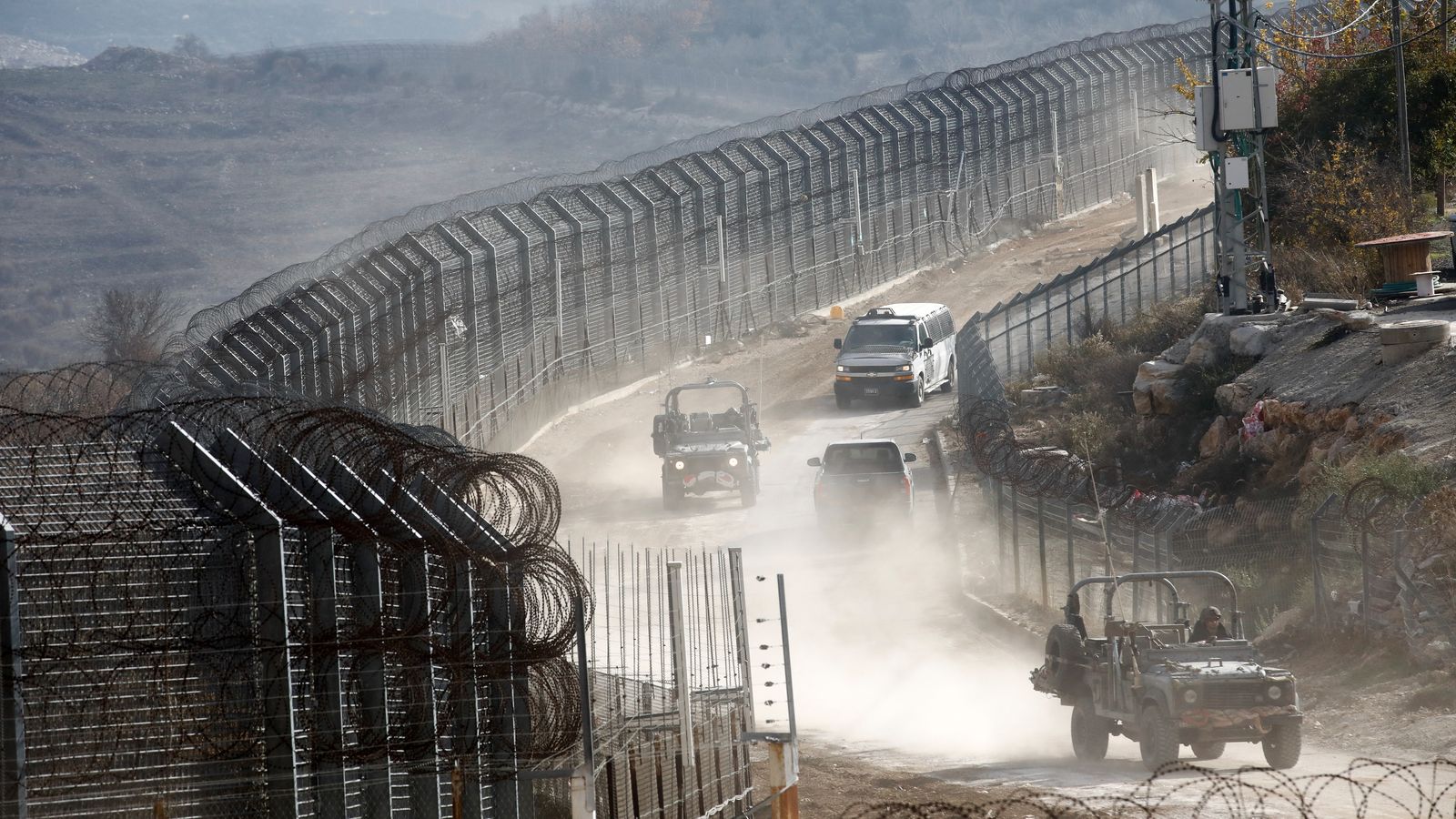Tropes d'Israel patrullen als Alts del Golan, a la frontera amb Síria