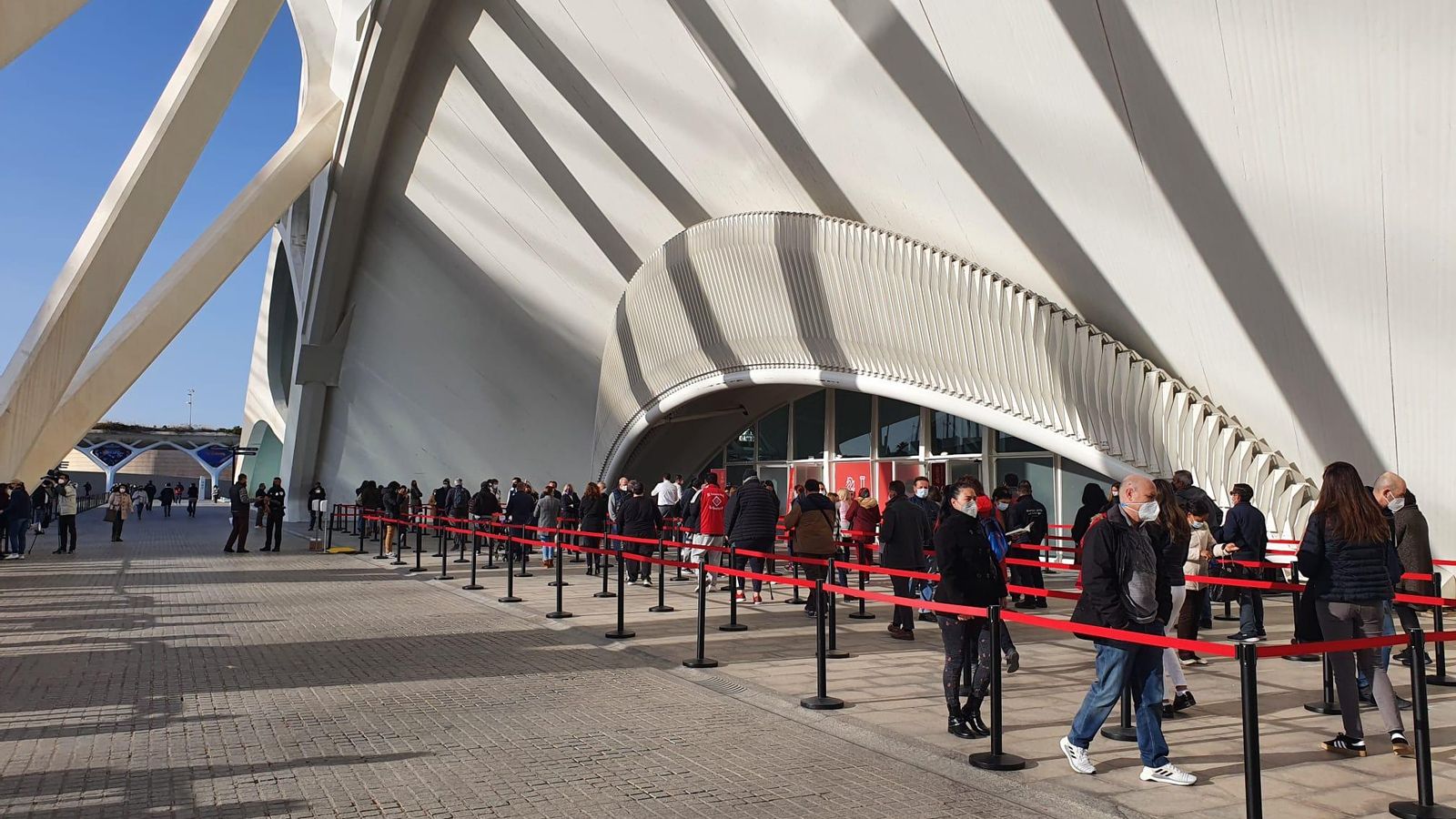 Cues d'accés al punt de vacunació contra la covid a la Ciutat de les Arts i les Ciències de València