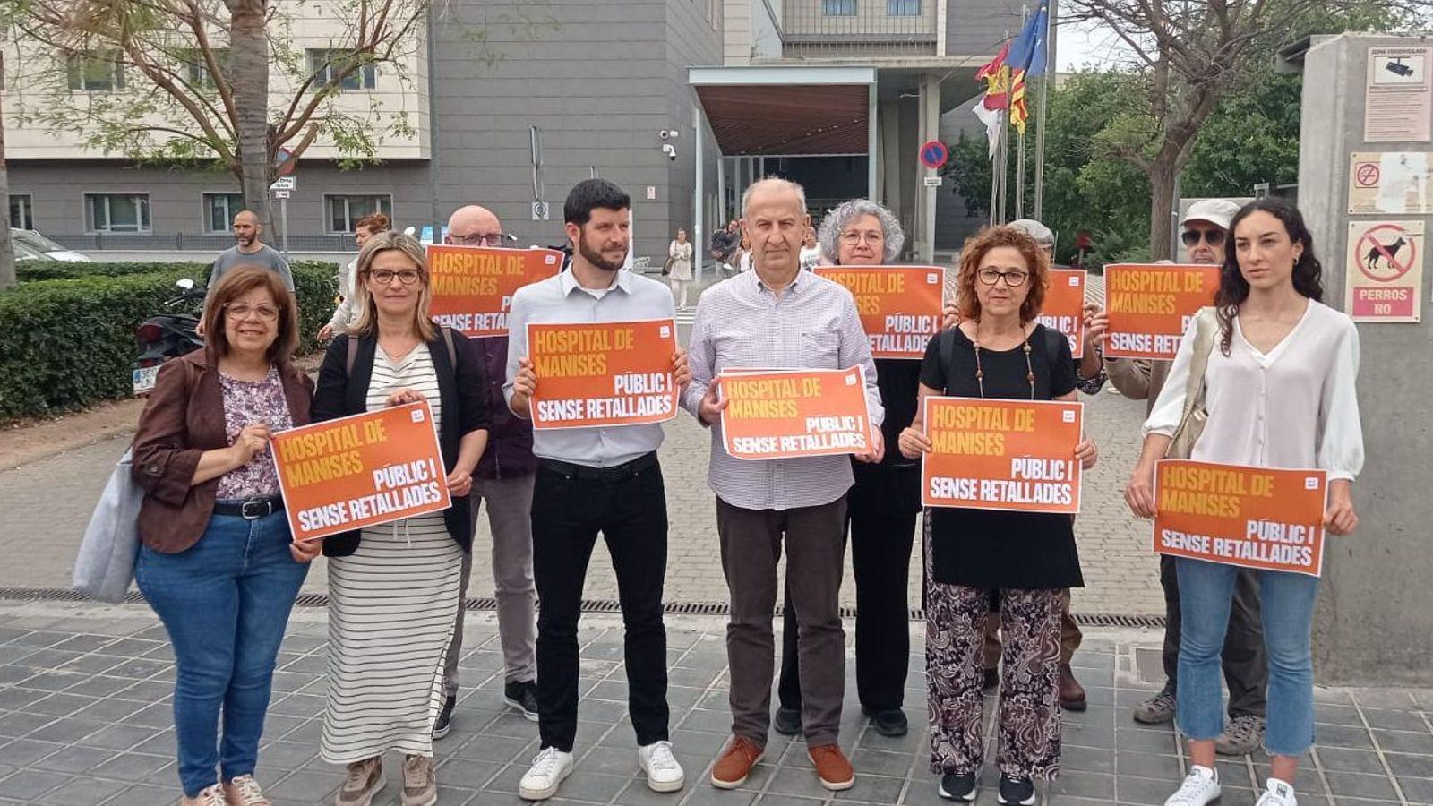 El portaveu de Sanitat de Compromís a les Corts, Carles Esteve, a les portes de l'Hospital de Manises