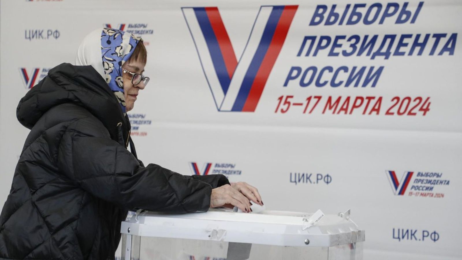 Una dona russa deposita el seu vot a Moscou durant la primera jornada de les eleccions presidencials