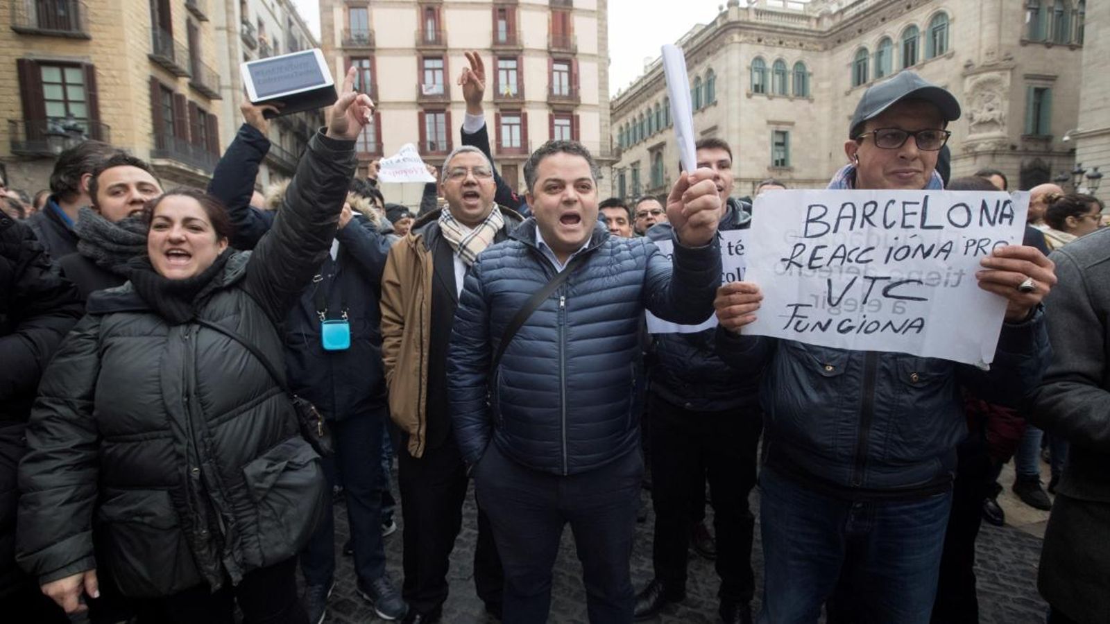 Els conductors VTC protesten a la plaça Sant Jaume pel decret del govern català