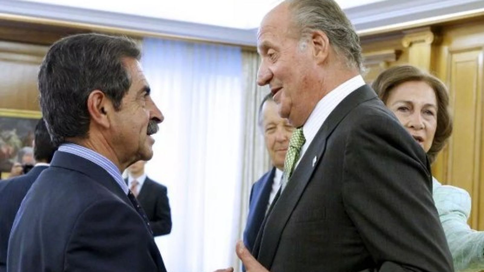 Juan Carlos saluda a Miguel Ángel Revilla l'any 2009