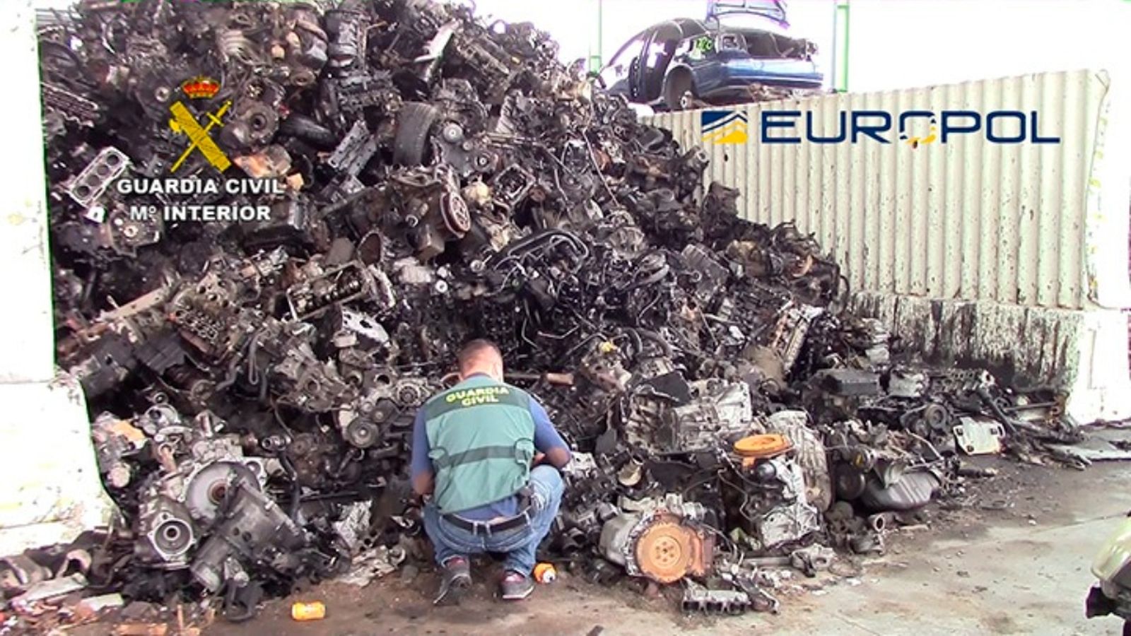 Un agent de la Guàrdia Civil inspecciona un magatzem de residus