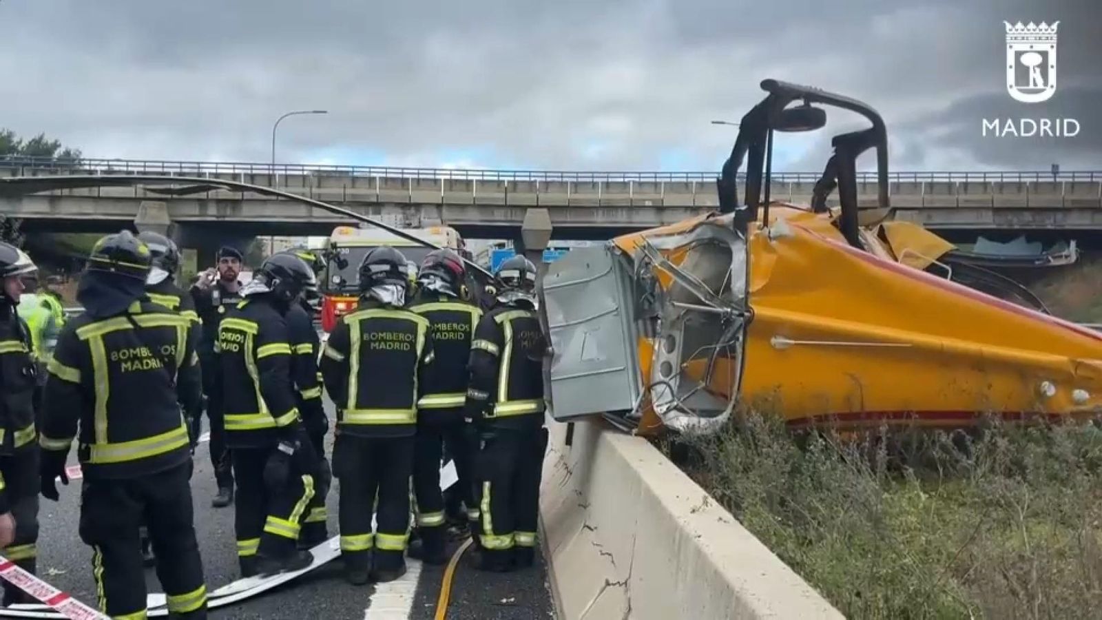 Bombers de Madrid treballant en l'helicòpter estavellat a la M-40