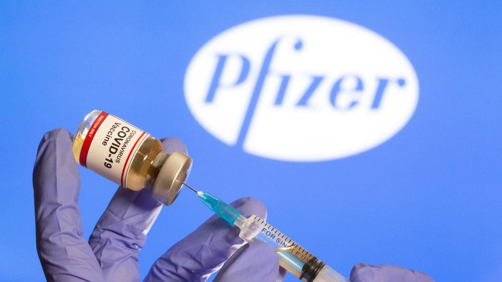 Una xeringa amb una mostra de la vacuna de Pfizer i BioNTech