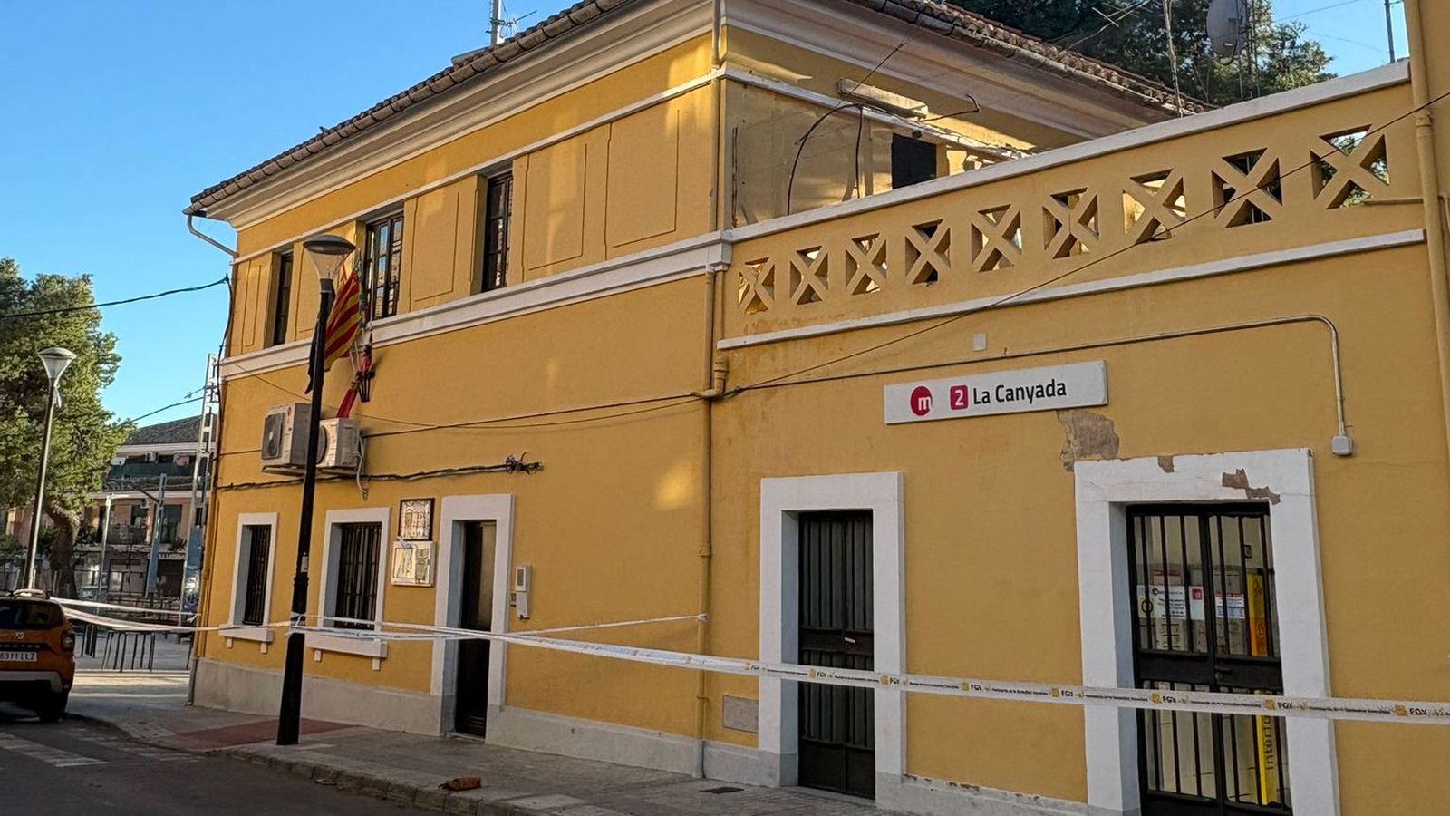 L'estació de la Canyada, este dissabte, precintada per la caiguda de teules pel fort vent