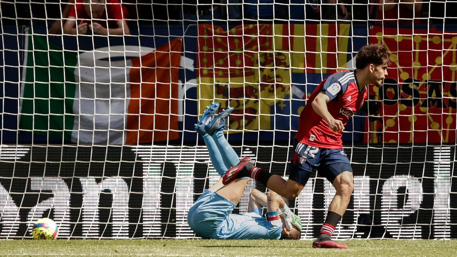 Abde celebra un dels gols davant la desesperació d'Èdgar Badia