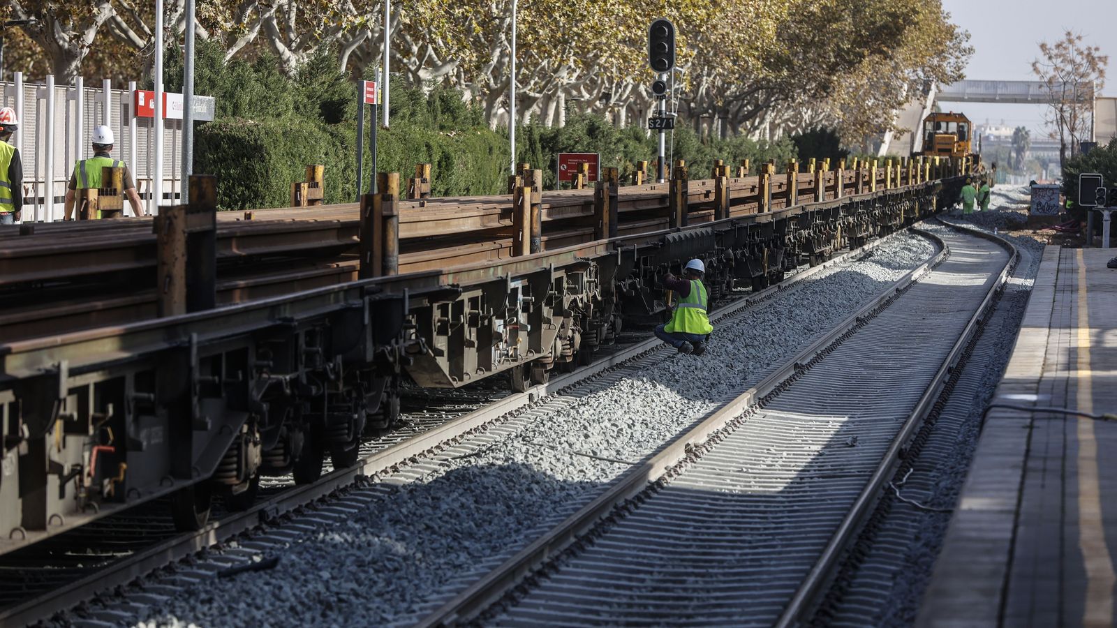 Imatge d’arxiu de diversos operaris d'Adif treballant en unes vies de tren a Aldaia