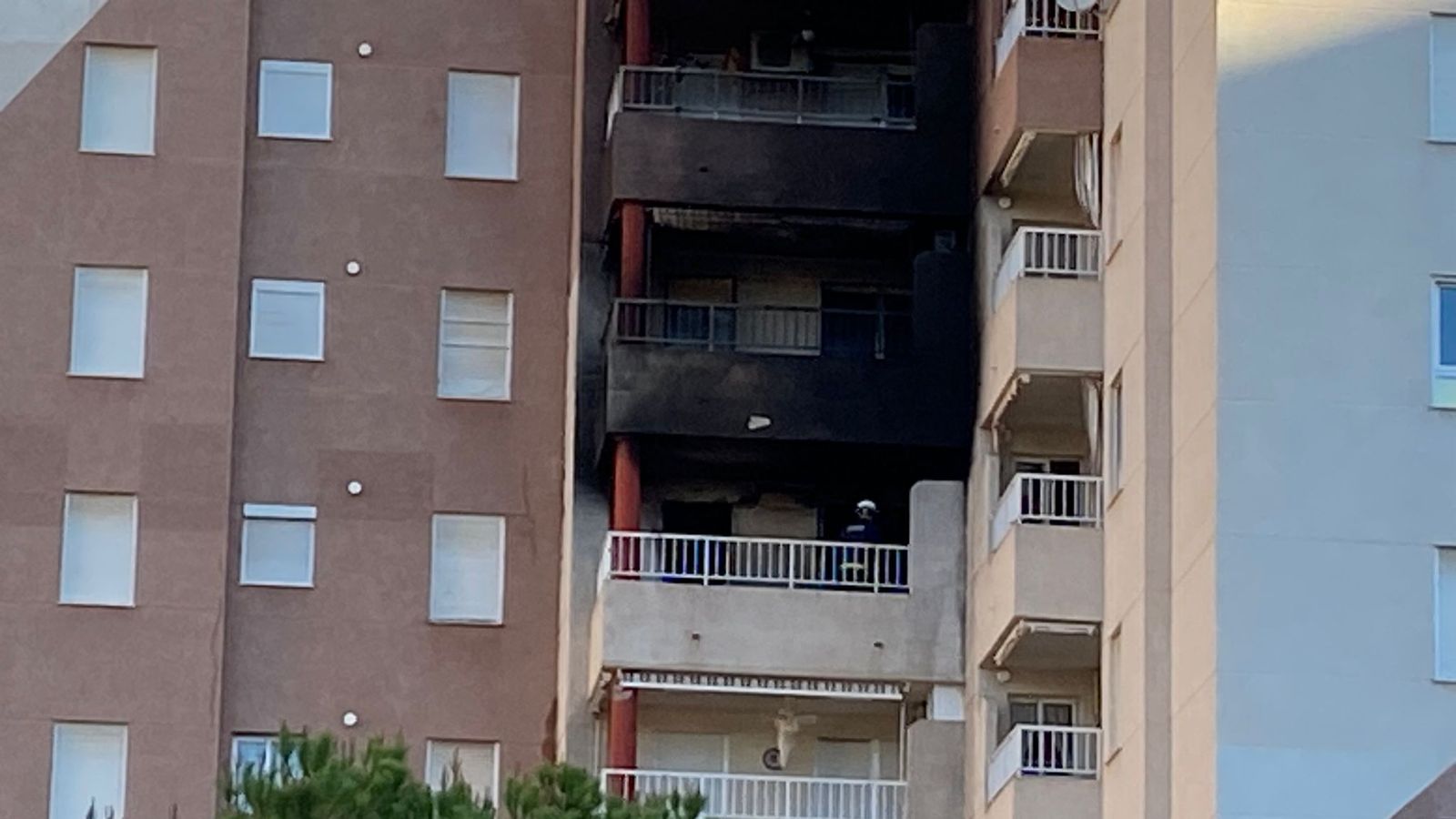 Efectes exteriors que ha deixat l'incendi en el pis que s'ha incendiat a Canet d'en Berenguer