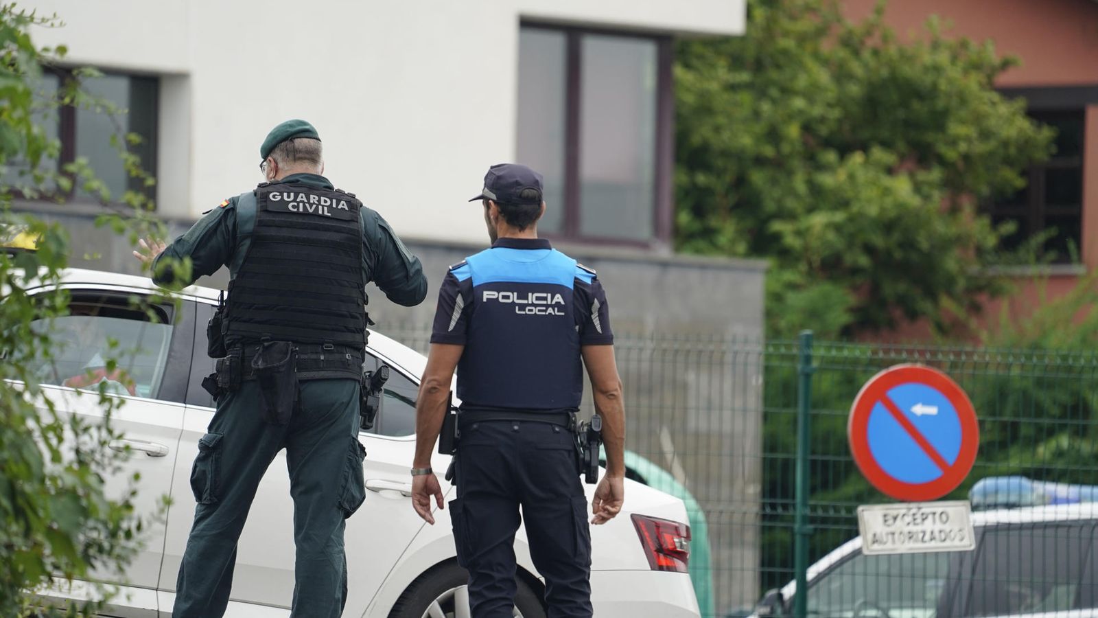 Agents a la caserna de la Guàrdia Civil de Llanes