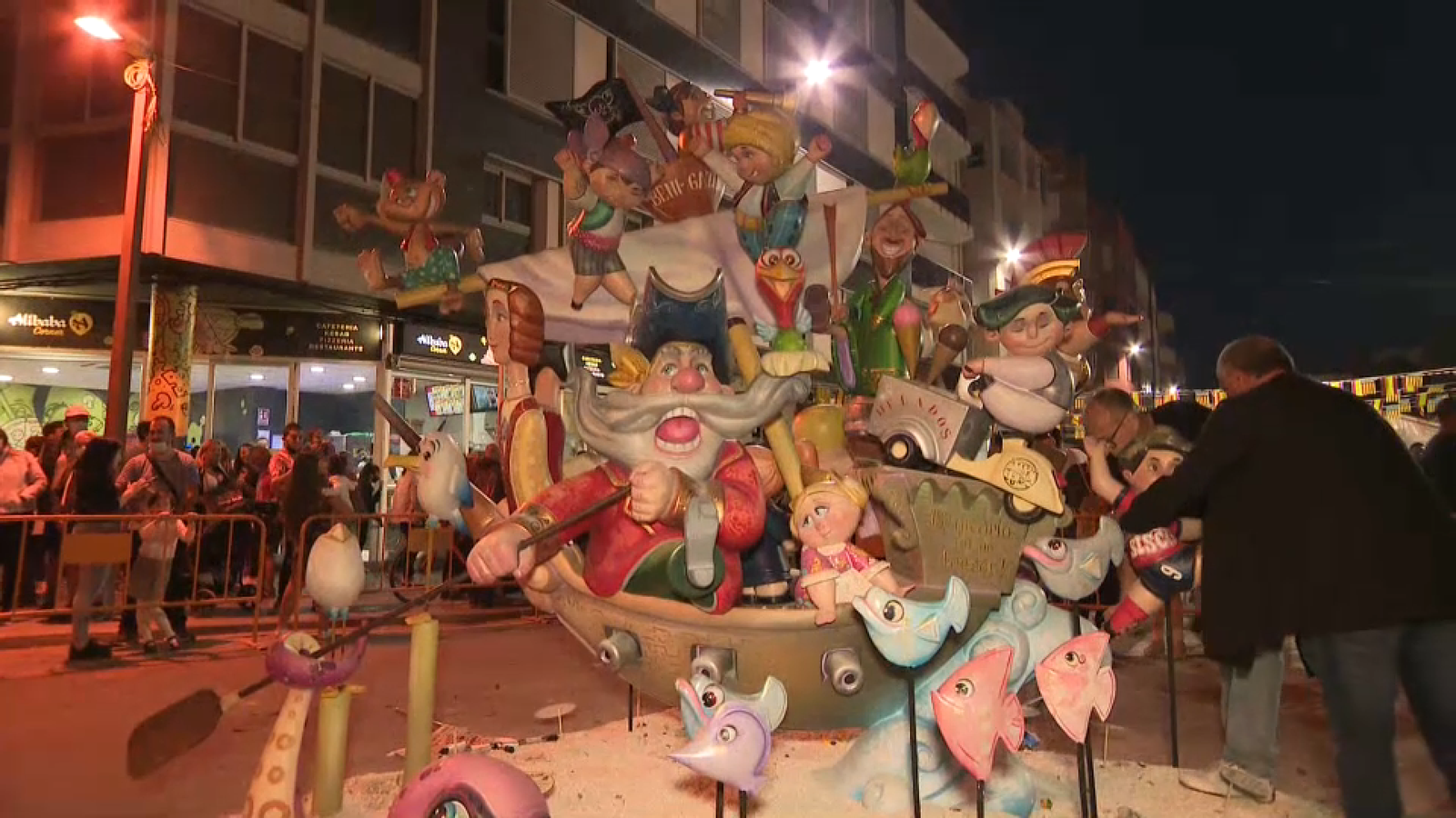 Falla infantil de la comissió El Caduf de Benicarló, guanyadora del primer premi, abans de cremar