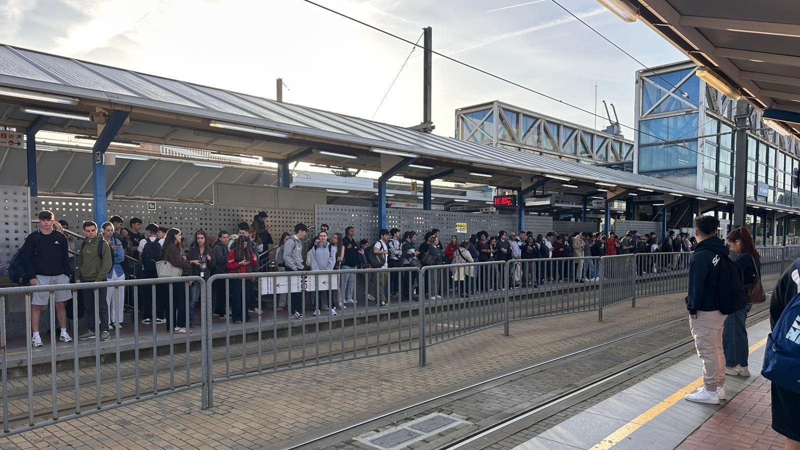 Estat que presentava l'andana de l'Empalme, a Valènca, on es pot fer el trasbordament entre el metro i el tramvia