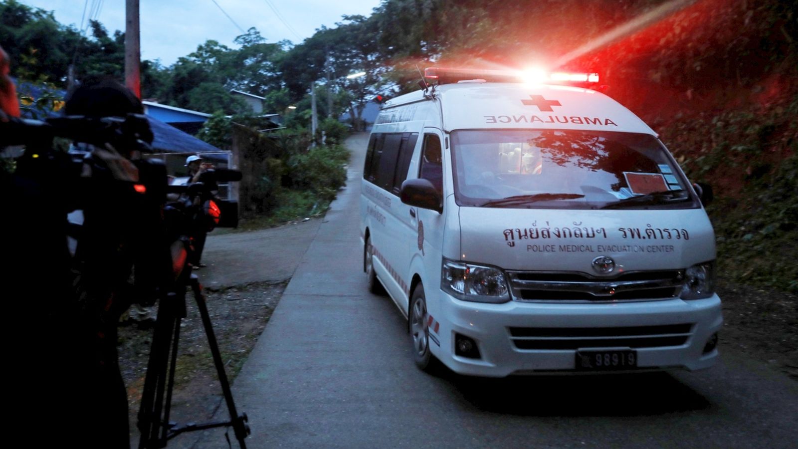 L'ambulància en què els primers xiquets rescatats han abandonat la cova