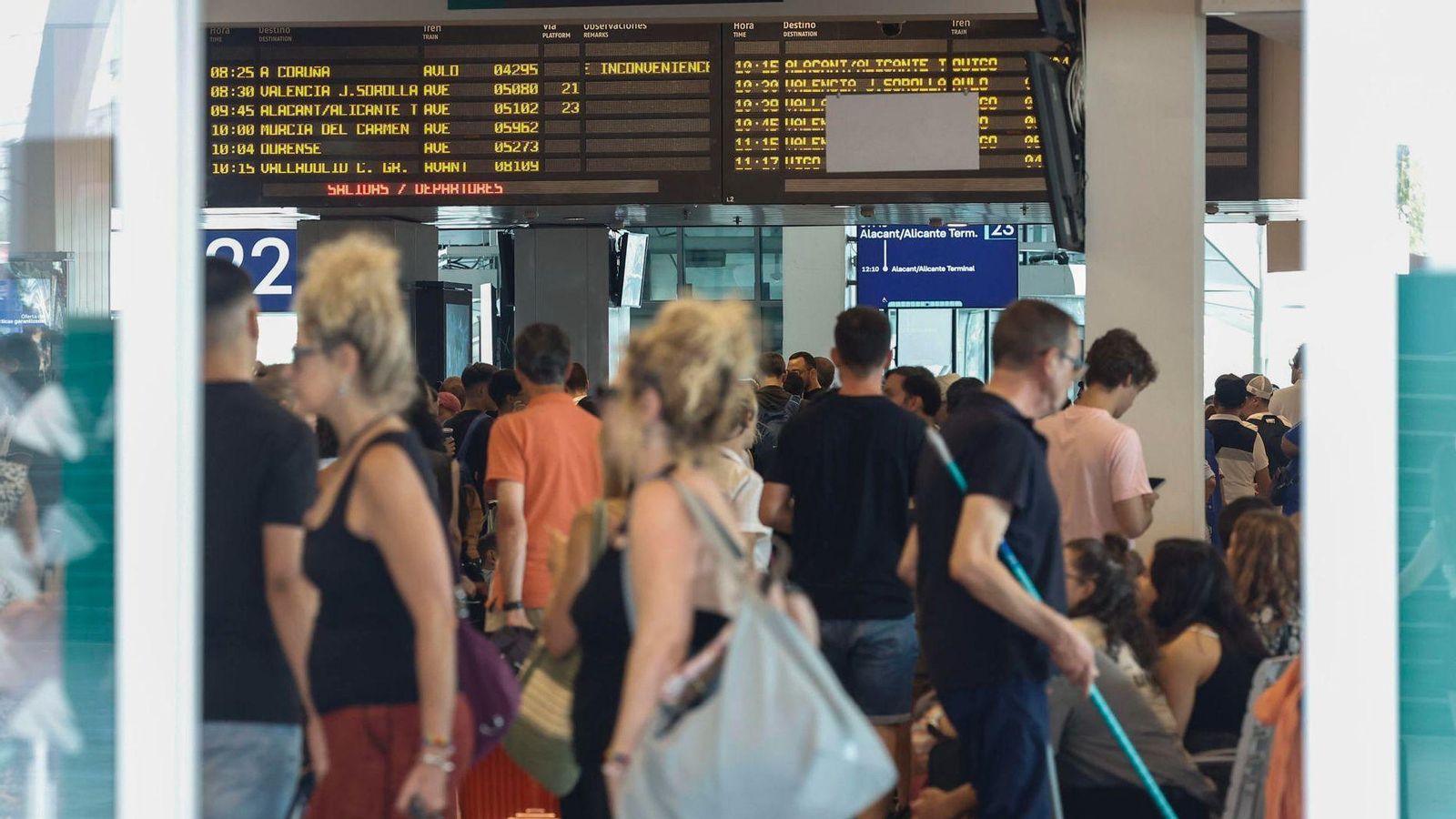 Nombrosos viatgers esperen a l'estació de Chamartín, a Madrid, per culpa de la suspensió dels trens entre la capital i Galícia