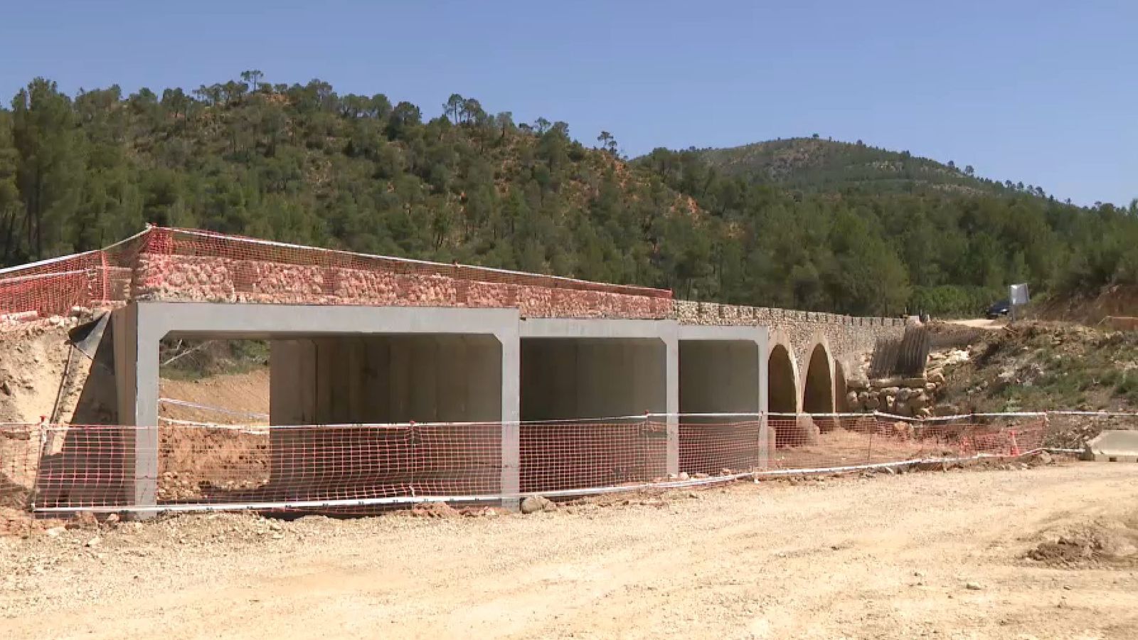 El pont d'accés al llogaret requenense del Reatillo, que obrirà al trànsit a finals de juliol