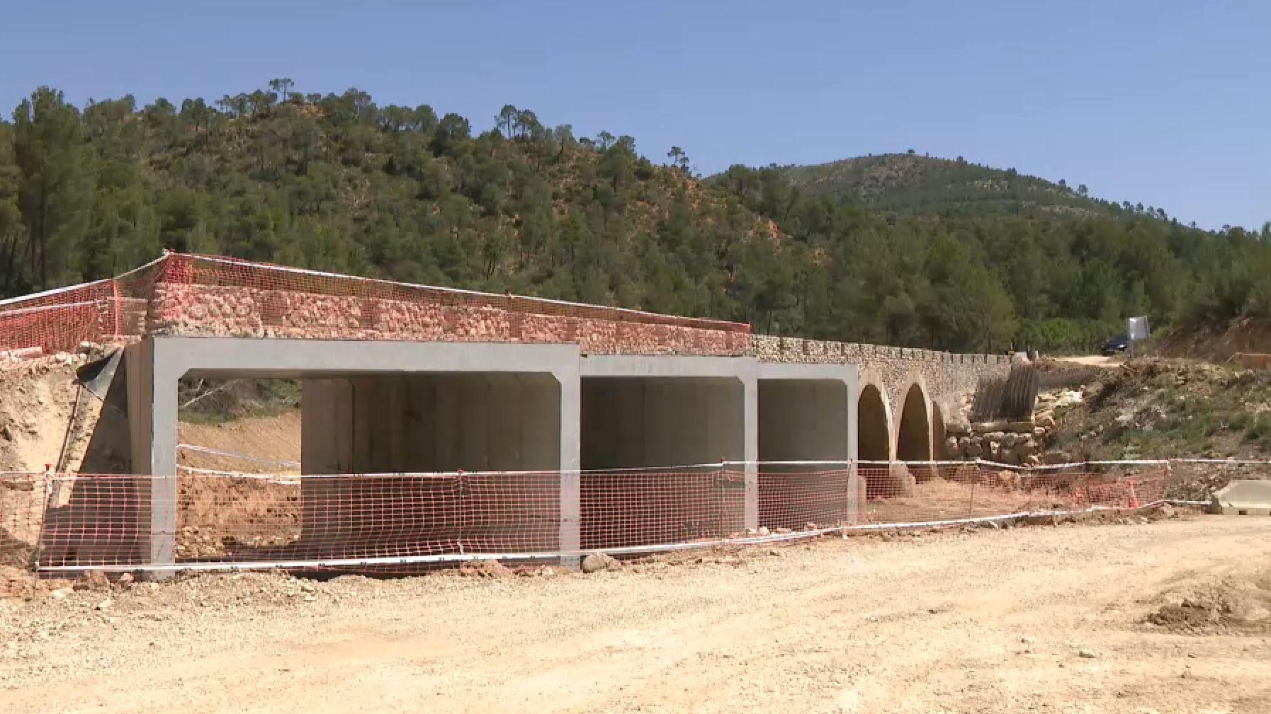 El pont d'accés al llogaret requenense del Reatillo, que obrirà al trànsit a finals de juliol El pont d'accés al llogaret requenense del Reatillo, que obrirà al trànsit a finals de juliol