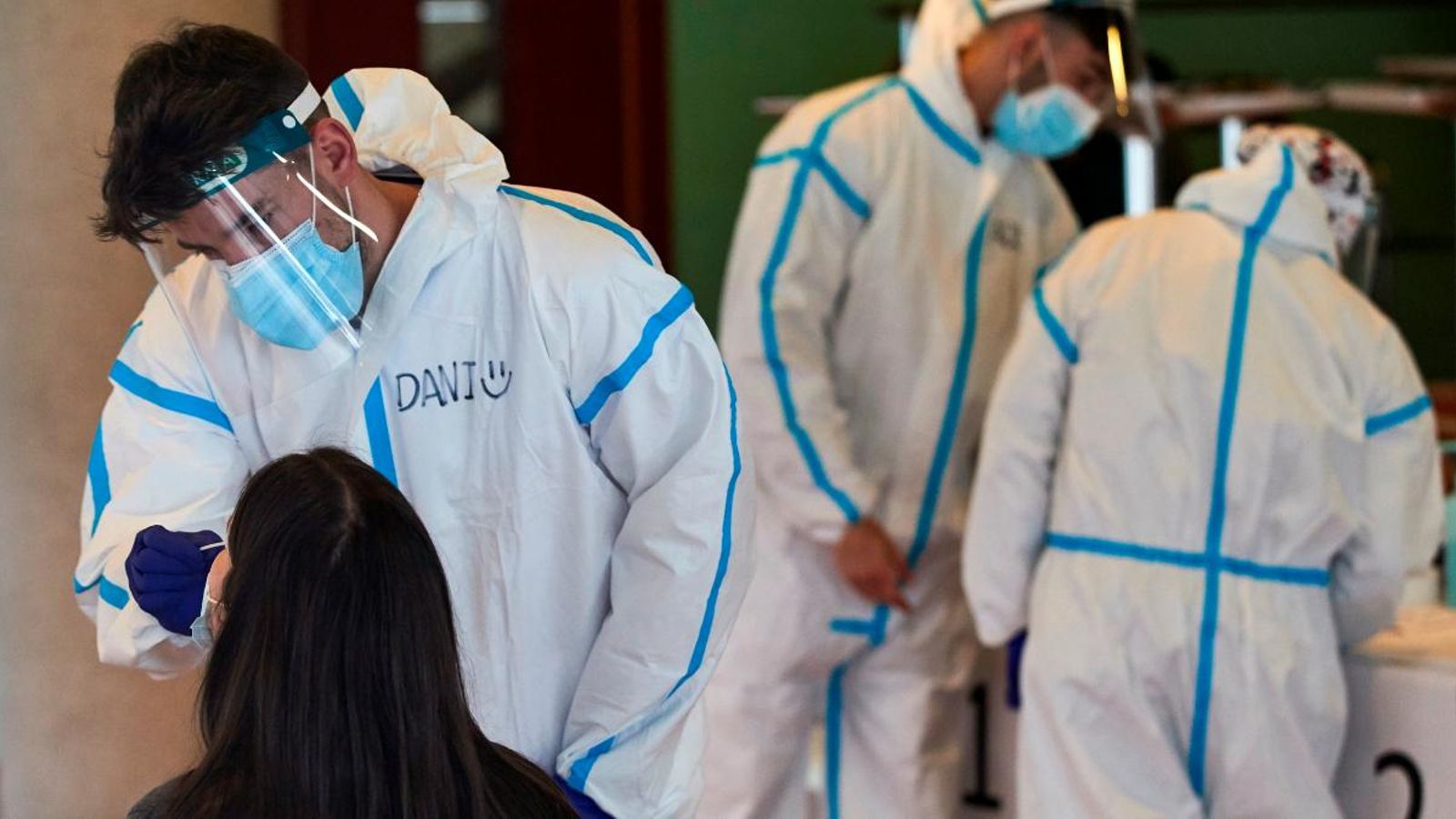 Sanitaris realitzant PCR