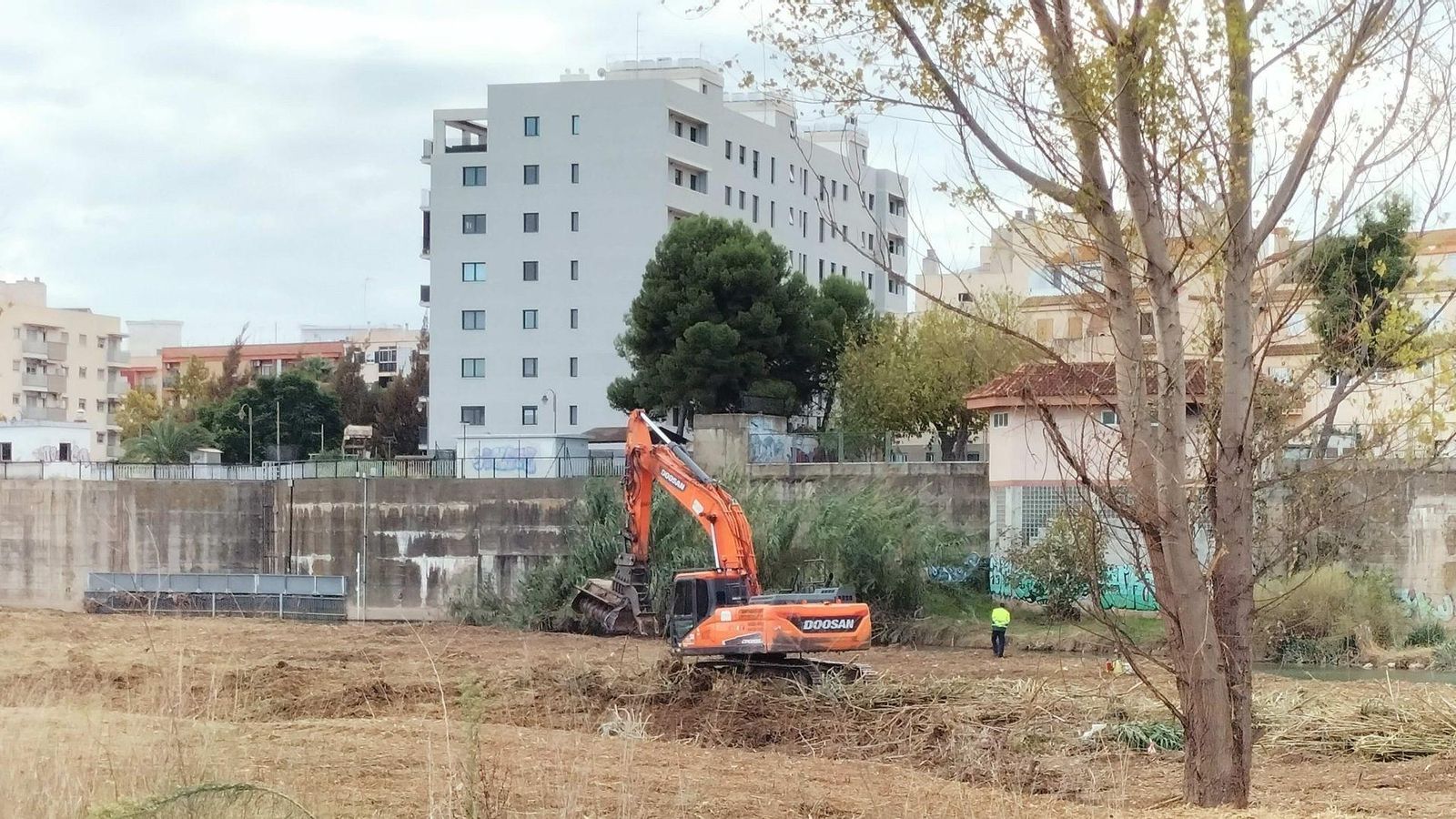 Màquina treballant en l'assut de la Cassola del Repartiment