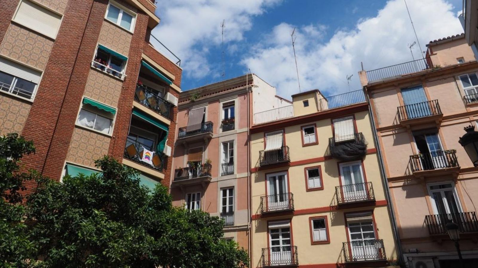 La compravenda d'habitatges cau un 44% al juny en taxa interanual