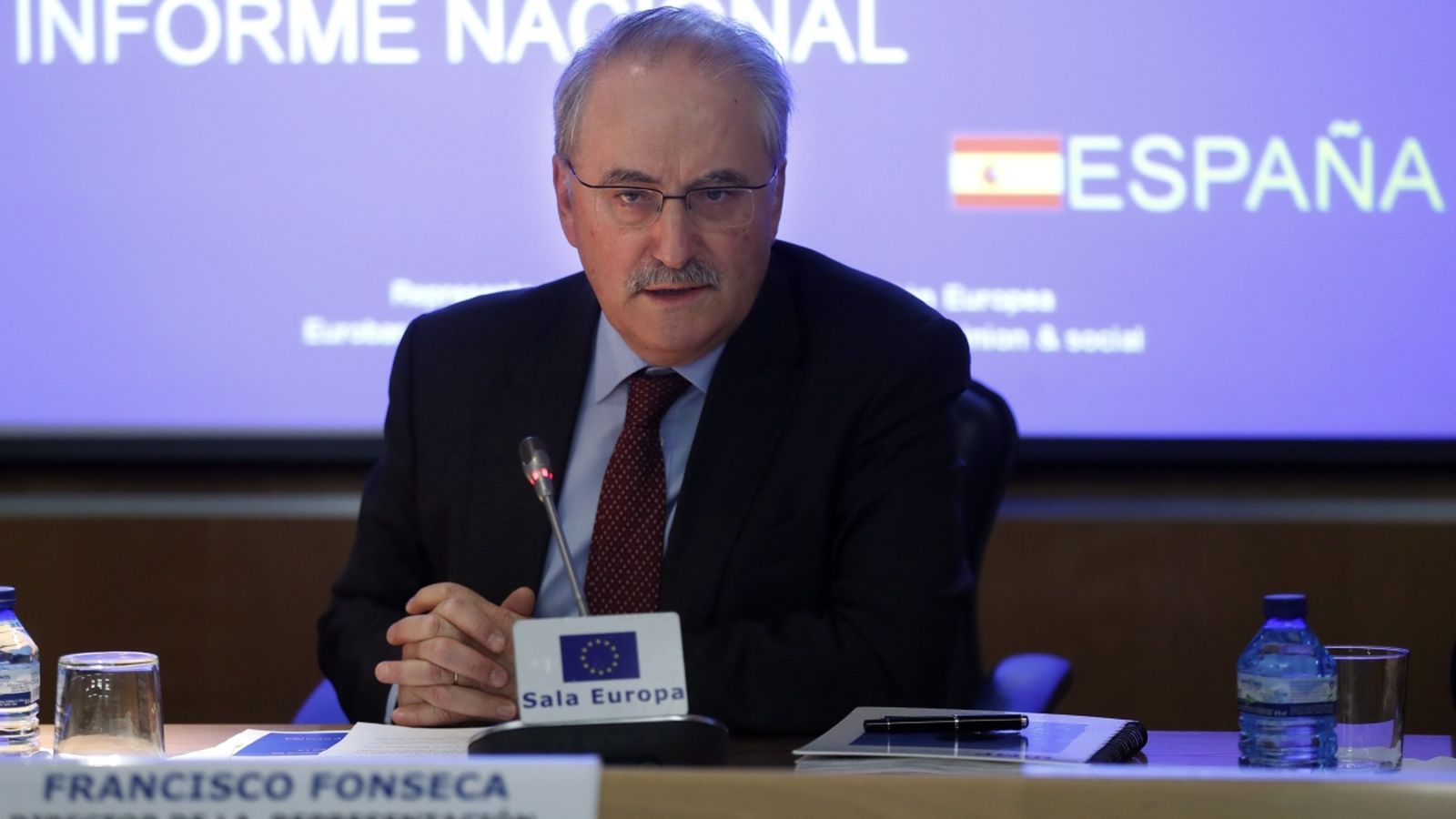 El director de la Comissió Europea a Espanya, Francisco Fonseca, explica els resultats de l'Eurobaròmetre