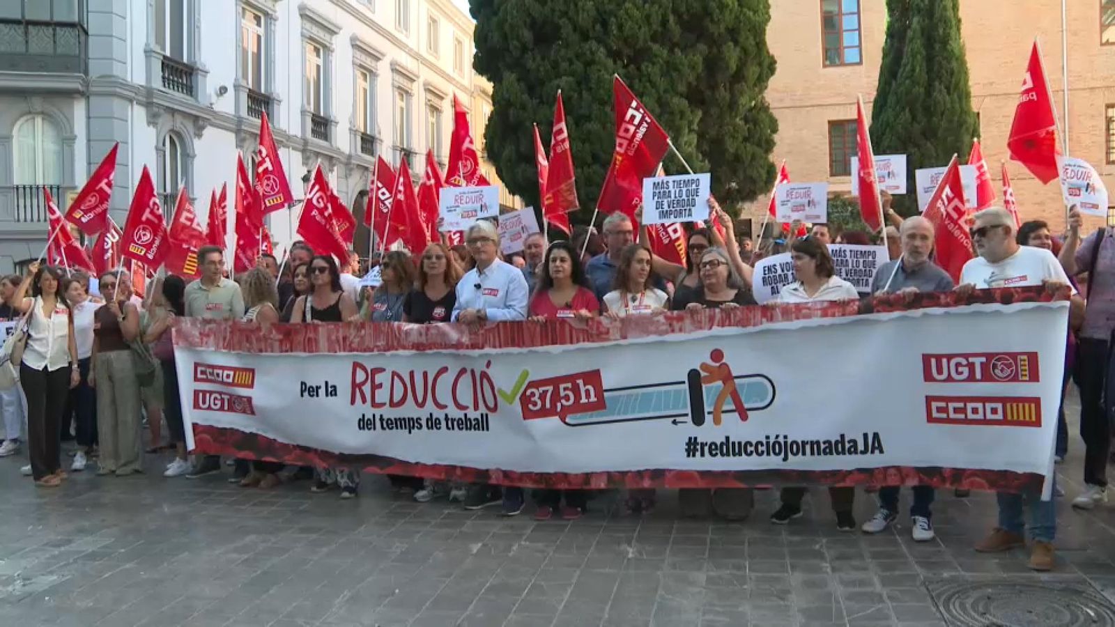 En imatge, la protesta d'UGT-PV i CCOO-PV davant la patronal valenciana