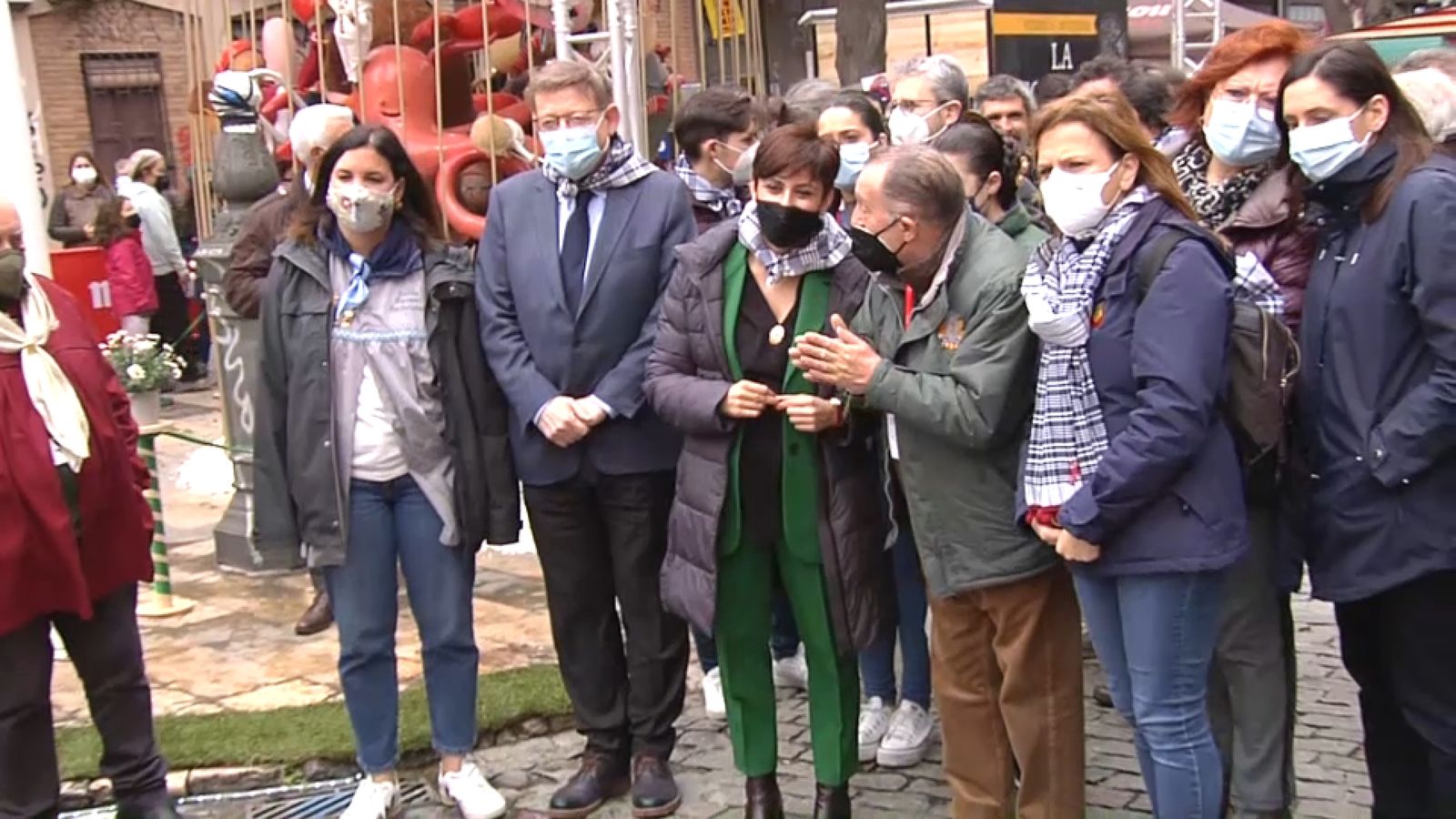 La ministra Isabel Rodríguez escolta les explicacions dels membres de la falla Na Jordana, que ha visitat aquest divendres