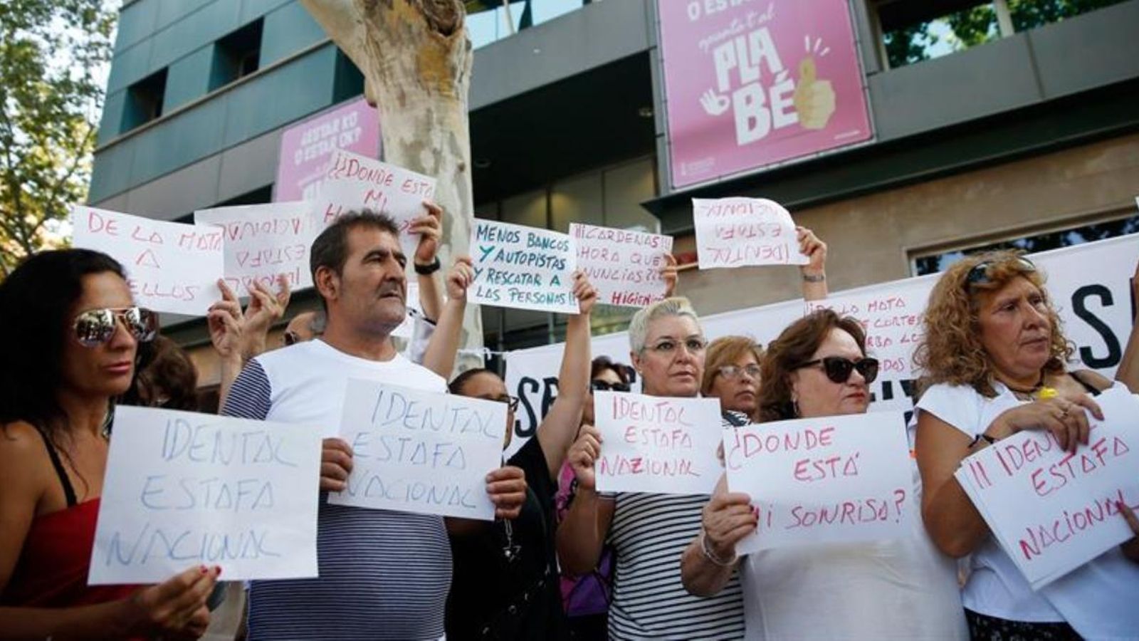 Afectats pel tancament d'iDental a València