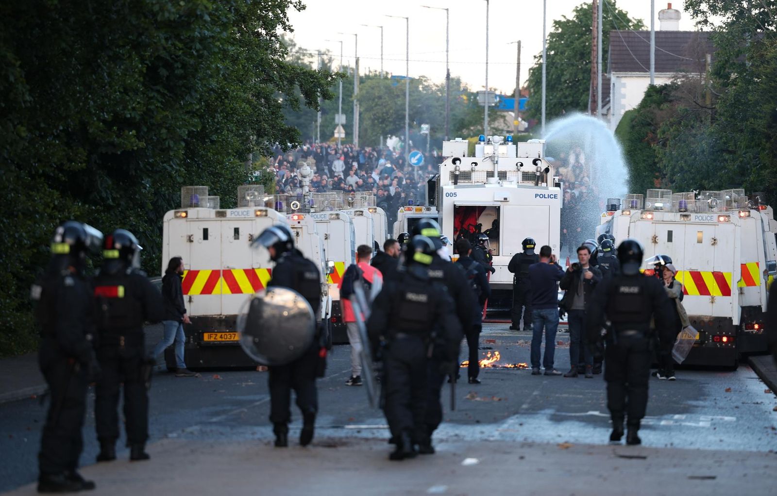 Ampli dispositiu policial desplegat en la perifèria de Belfast este dimecres a la vesprada per a disoldre els manifestants violents