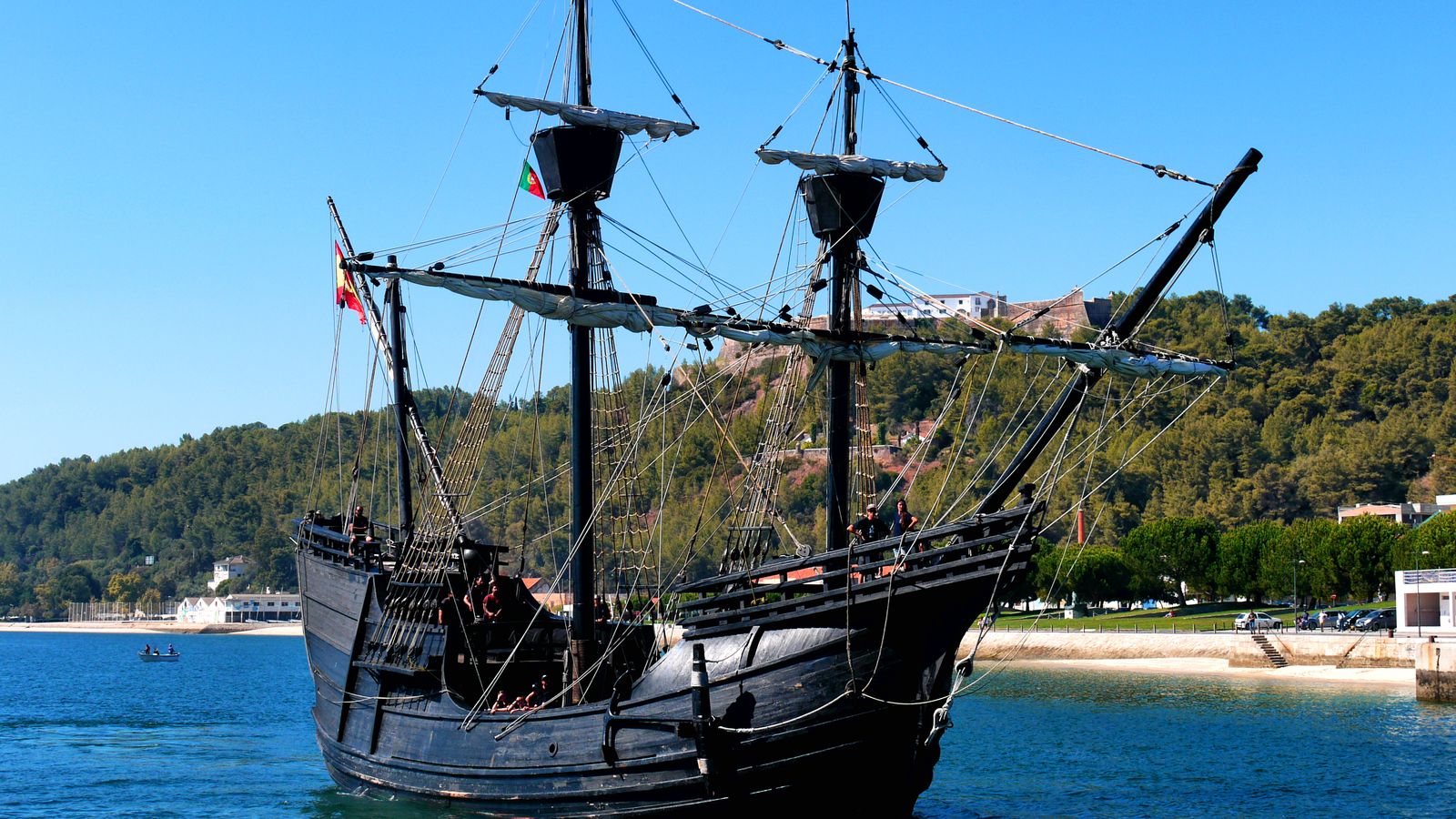 Rèplica de la Nao Victòria navegant a Portugal