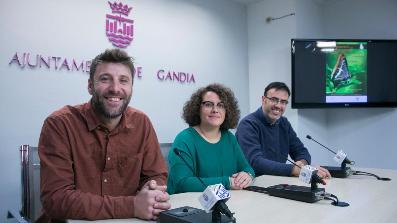 La regidora delegada de Gestió Responsable del Territori, el director general de Medi Natural i el representant de l'associació Zerynthia, en la presentació de la microreserva de papallones de Gandia.