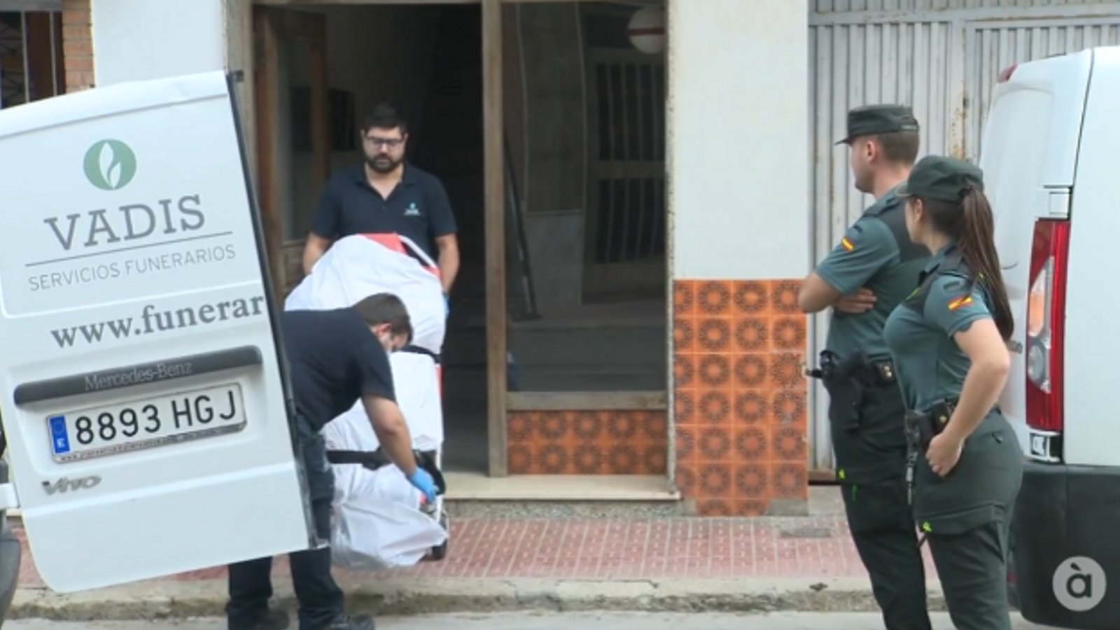 Moment en el qual trauen el cadàver del domicili davant la mirada de la Guàrdia Civil